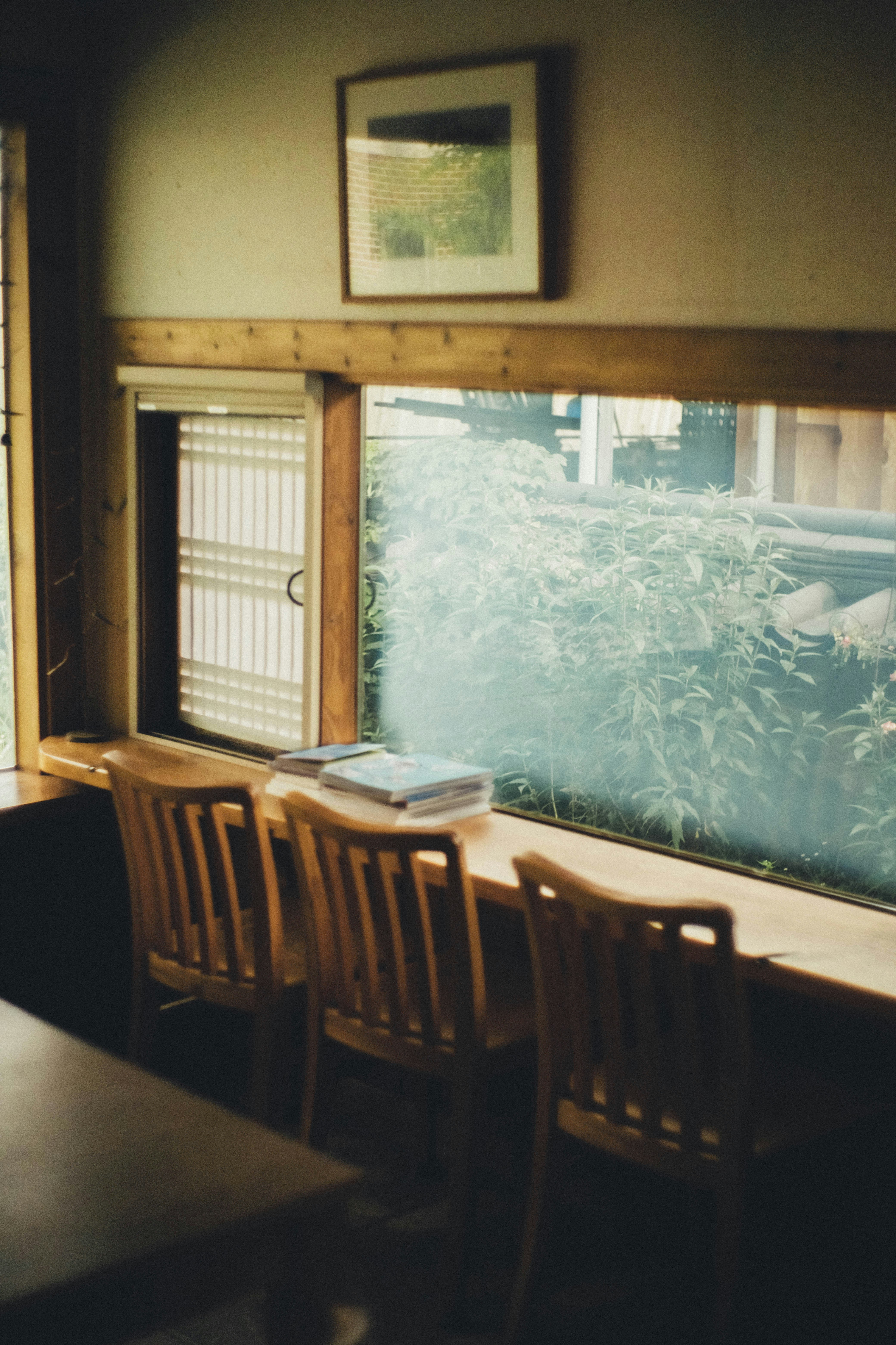 Mysig kafémiljö vid fönster