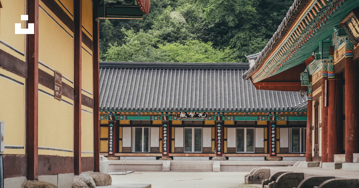 산으로 둘러싸인 한국의 사찰 건물. 사진 – Unsplash의 무료 대한민국 이미지