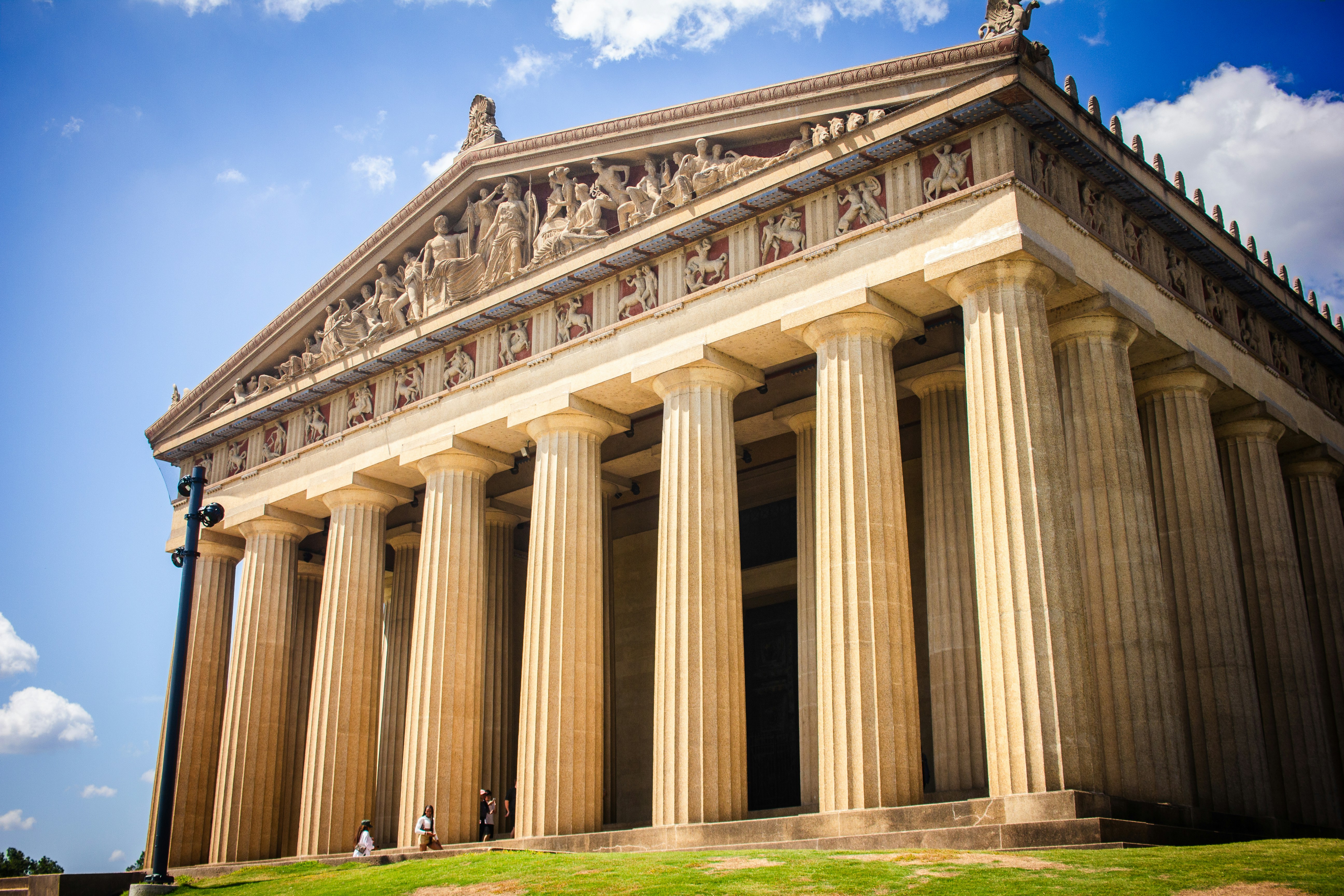 Ein klassisches Gebäude mit Säulen und sonnigem Himmel.