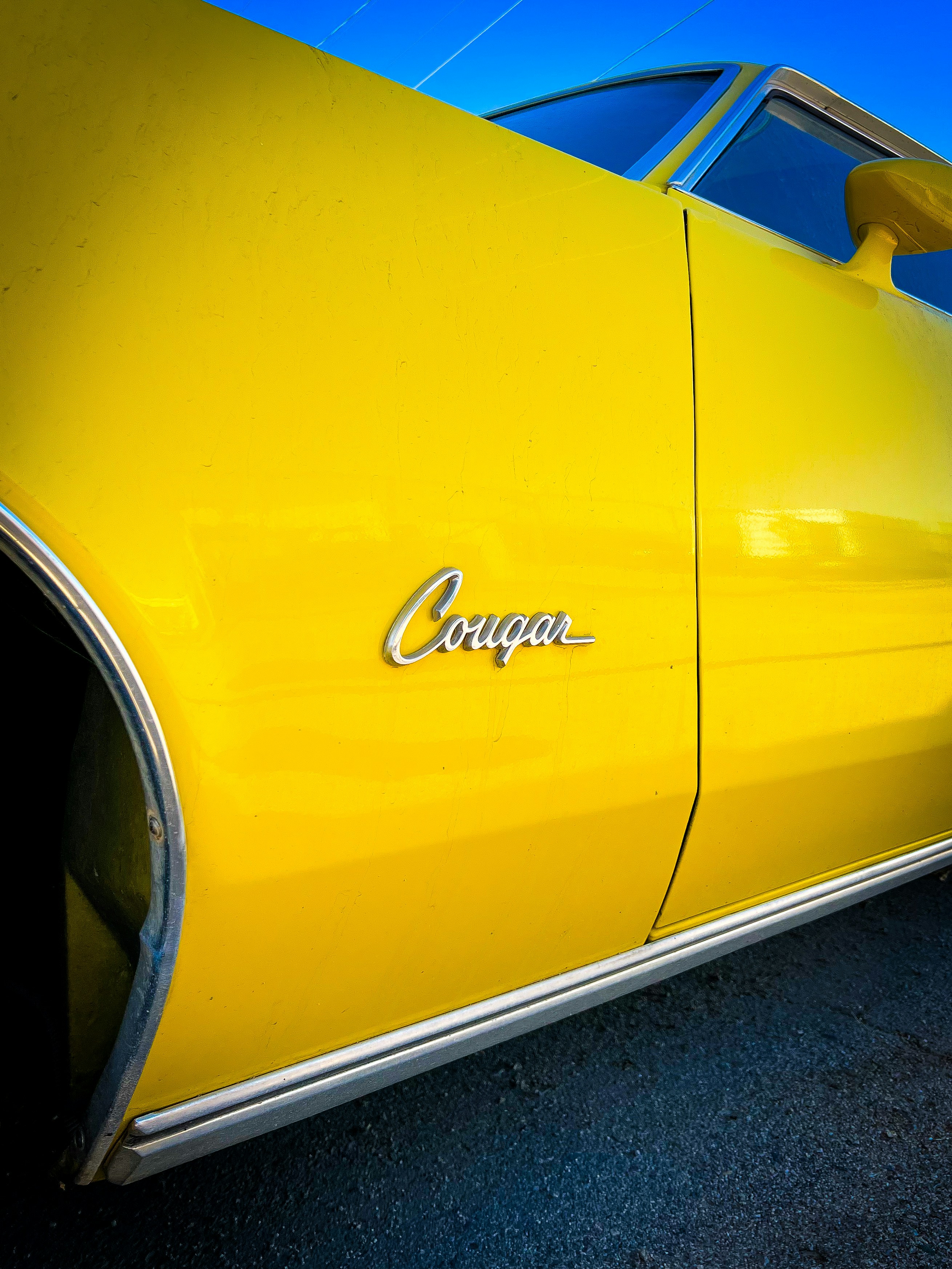 Se muestra un coche puma amarillo brillante. foto – Imagen de Coche  gratuita en Unsplash, image size:3000x4000