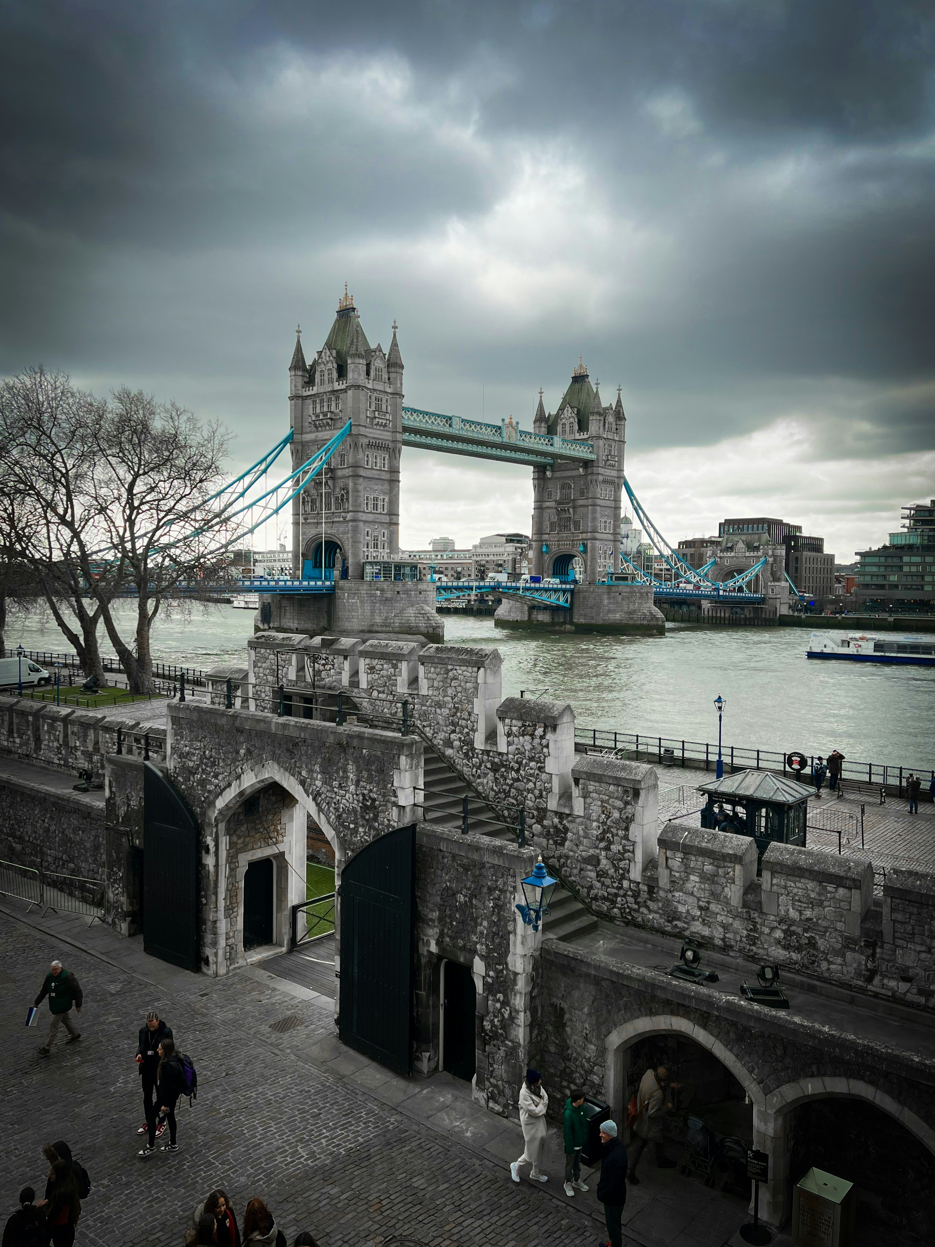 Tower Bridge paira sobre um horizonte nublado de Londres.
