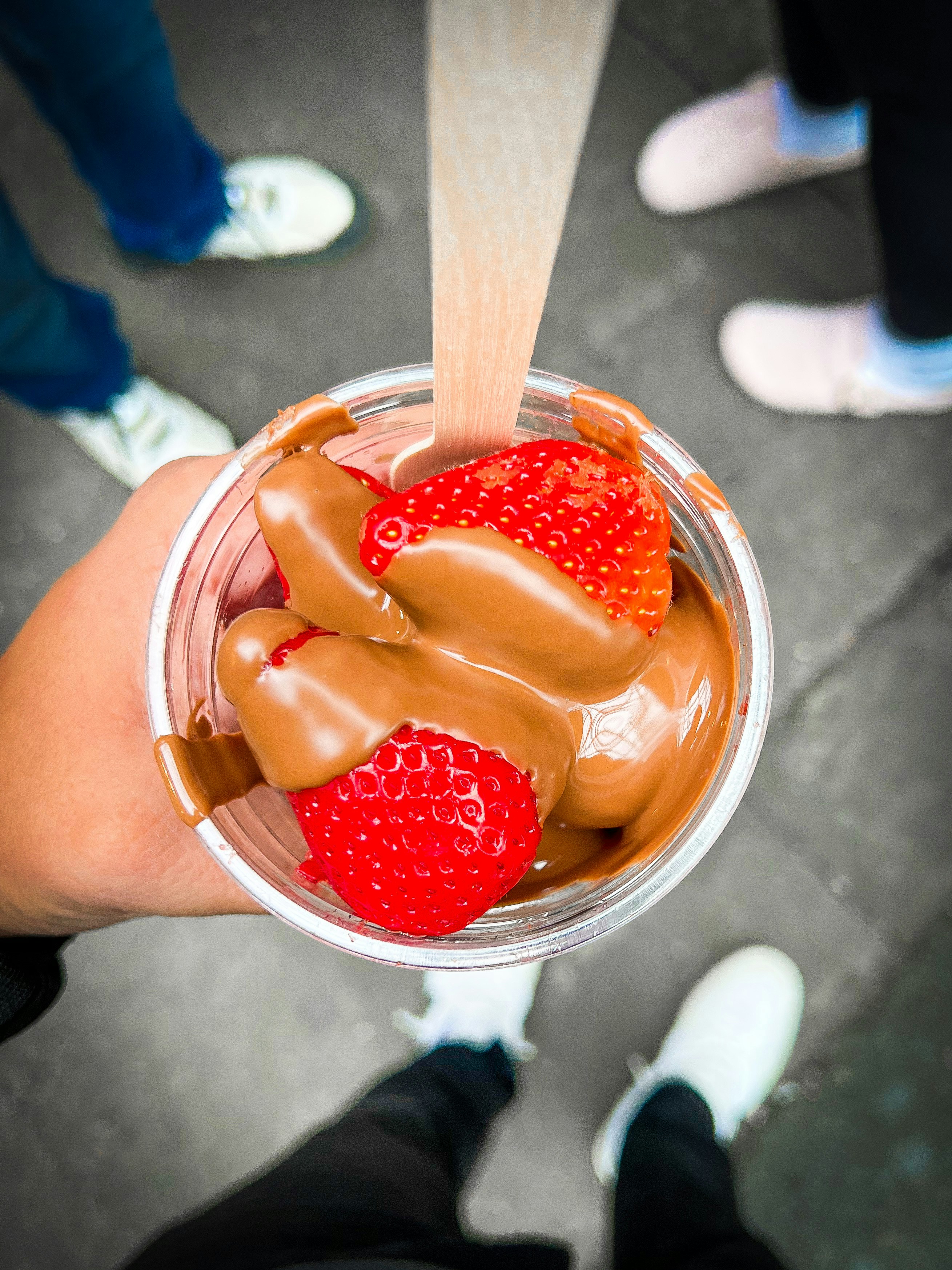 Morangos cobertos de chocolate em uma xícara, prontos para comer!
