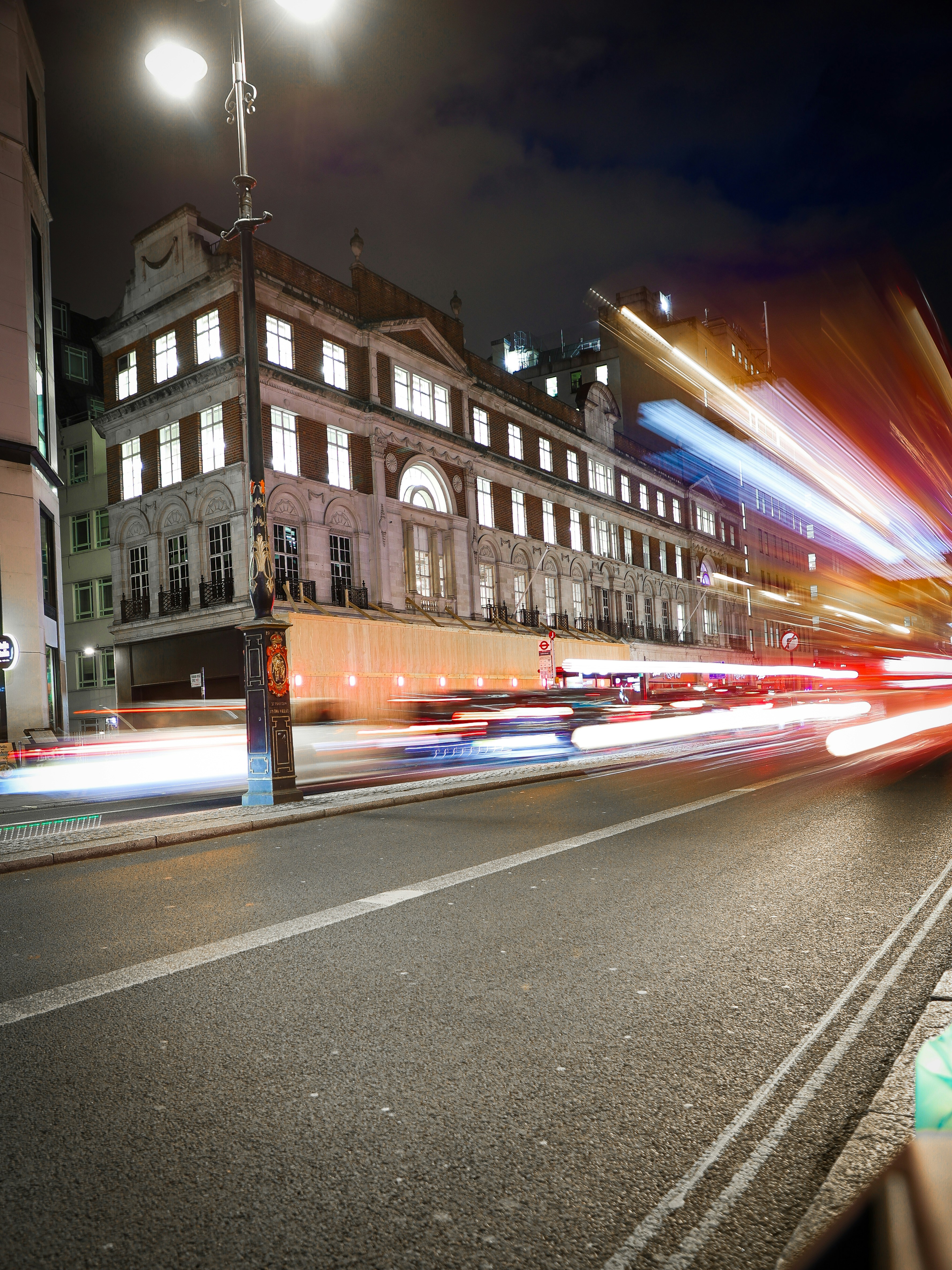 Cena da rua da cidade à noite com trilhas leves.