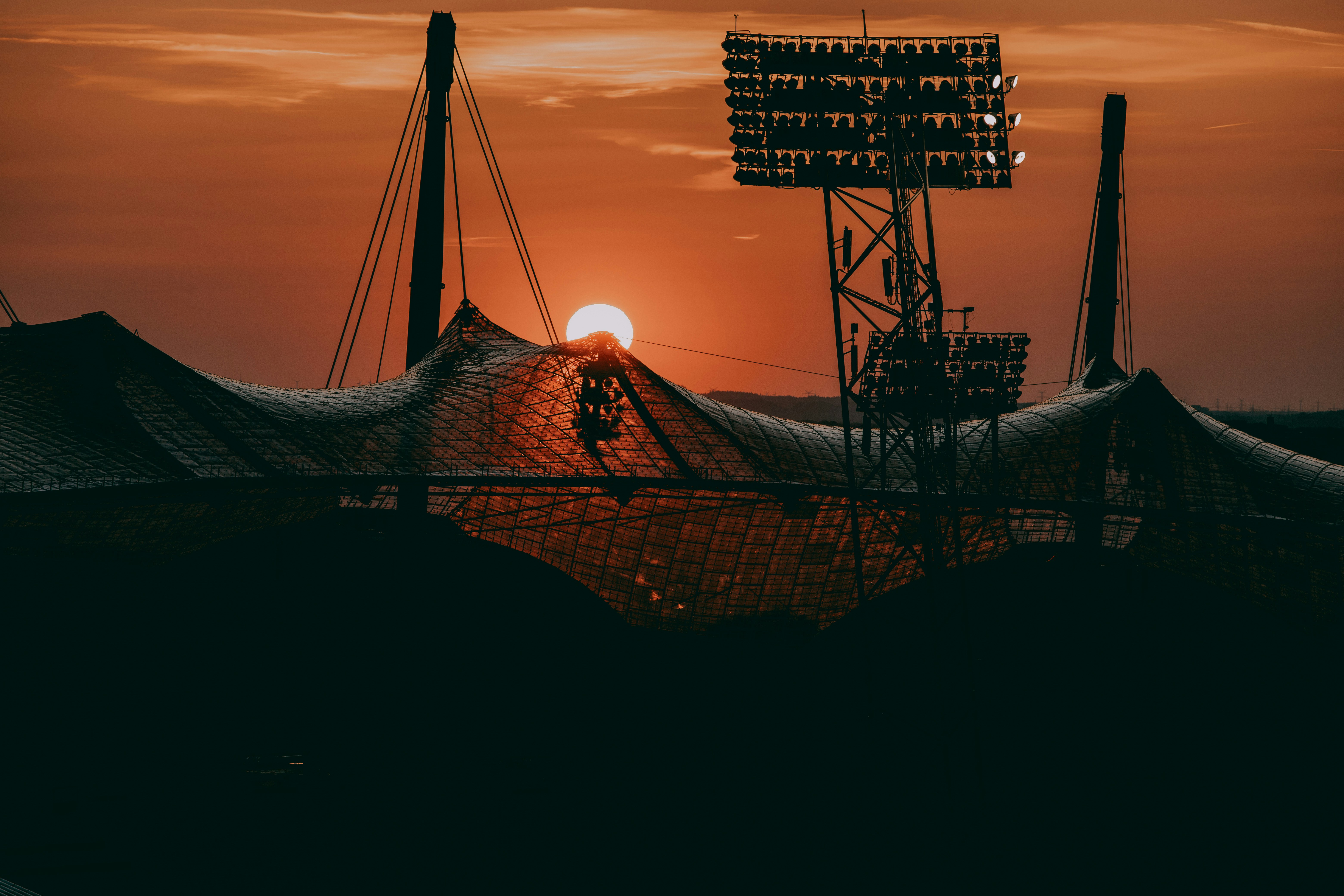 Matahari terbenam di atas stadion dengan pemandangan yang indah.
