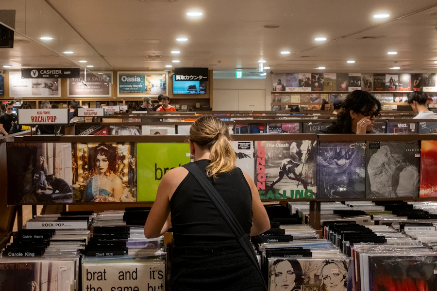 Une femme feuillette des vinyles dans un bac de disques