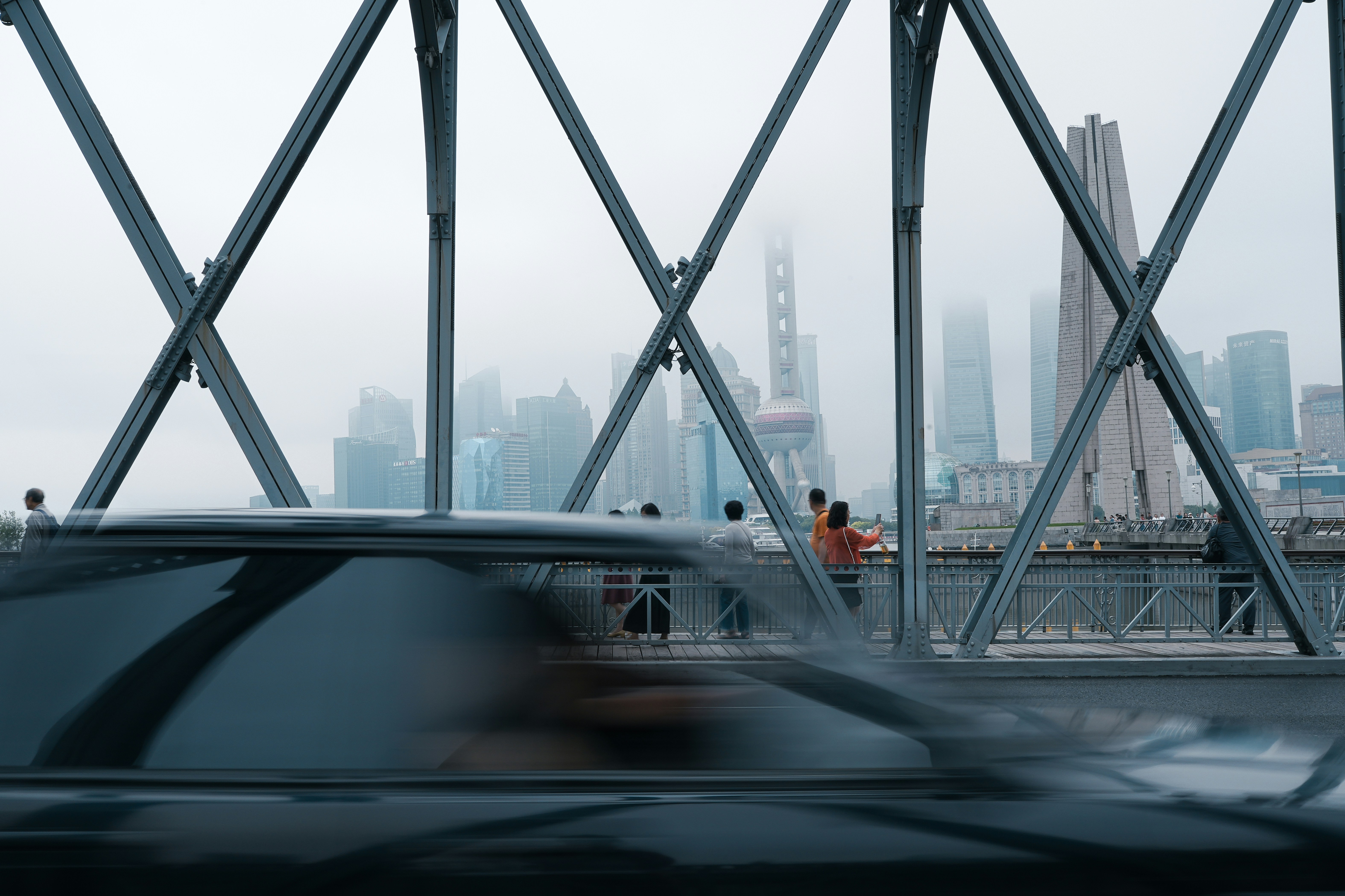 El marco de un puente domina el horizonte de la ciudad en la niebla.