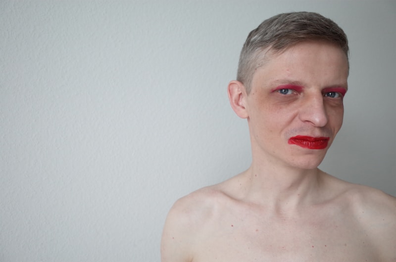 Chica trans mexicana con labios rojos