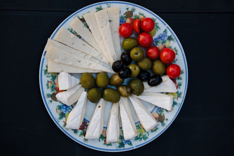 Weißkäse, Oliven und Tomaten