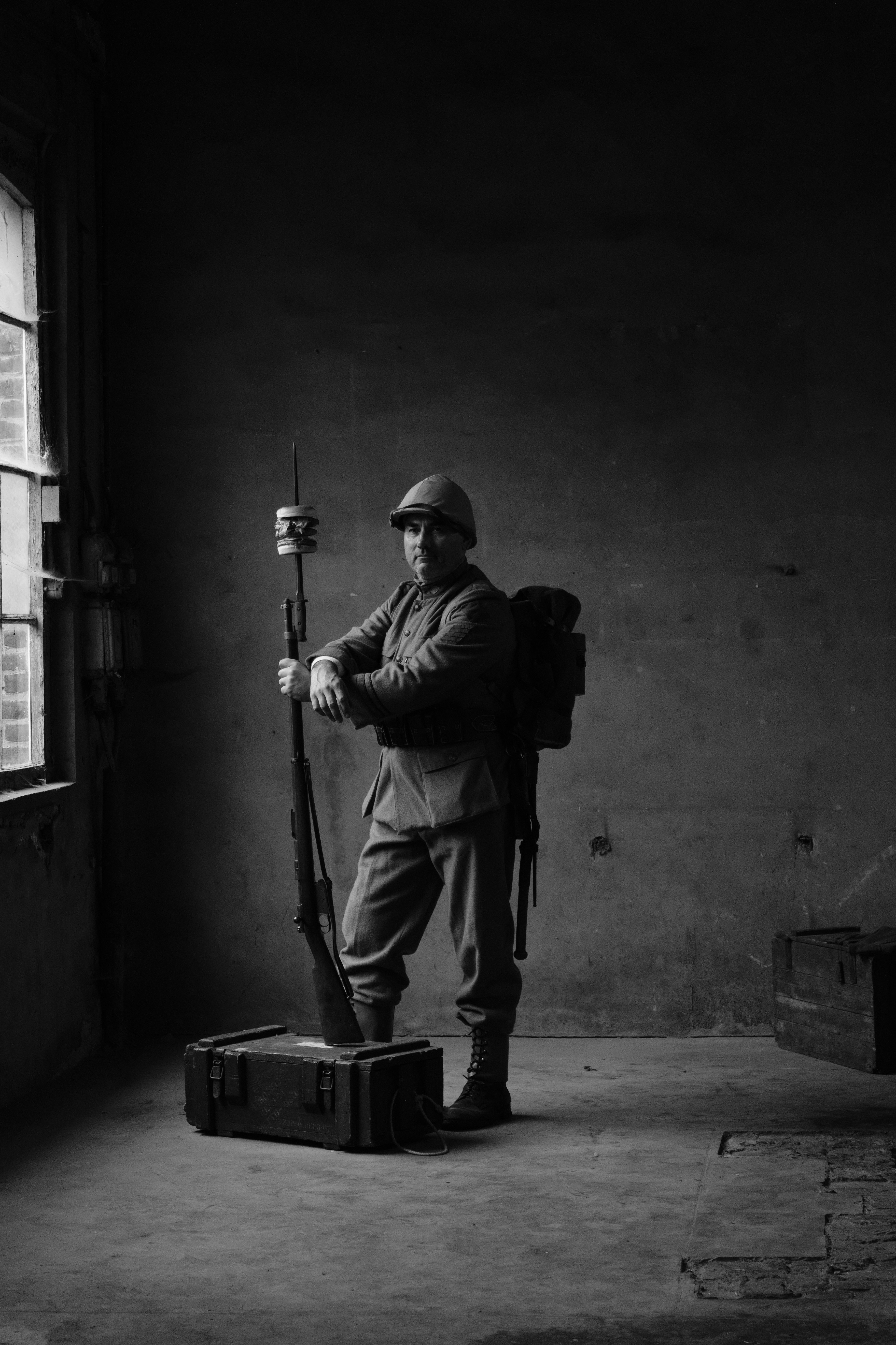 装備を持って立っている兵士。