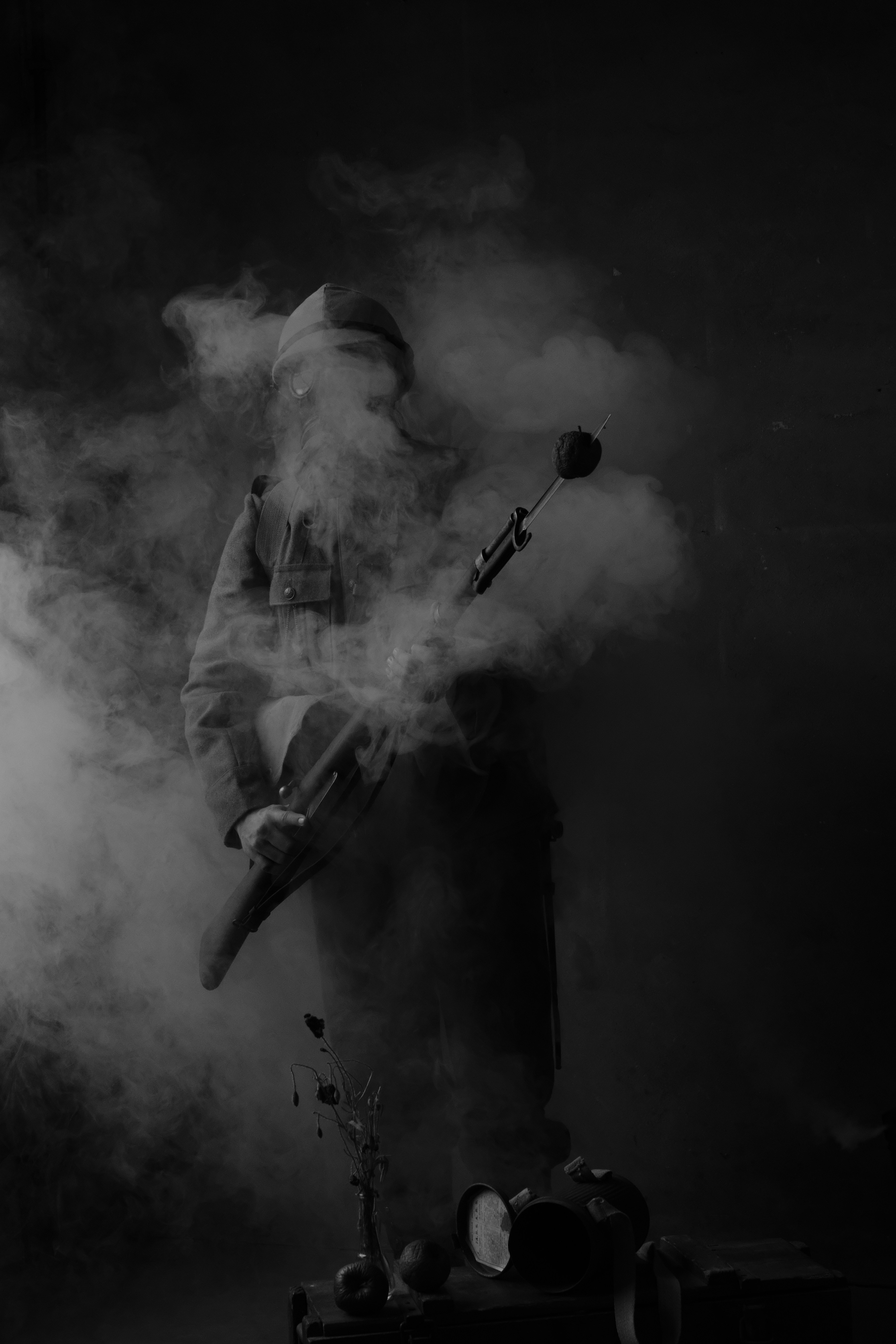 兵士は濃い暗い煙に隠れています。