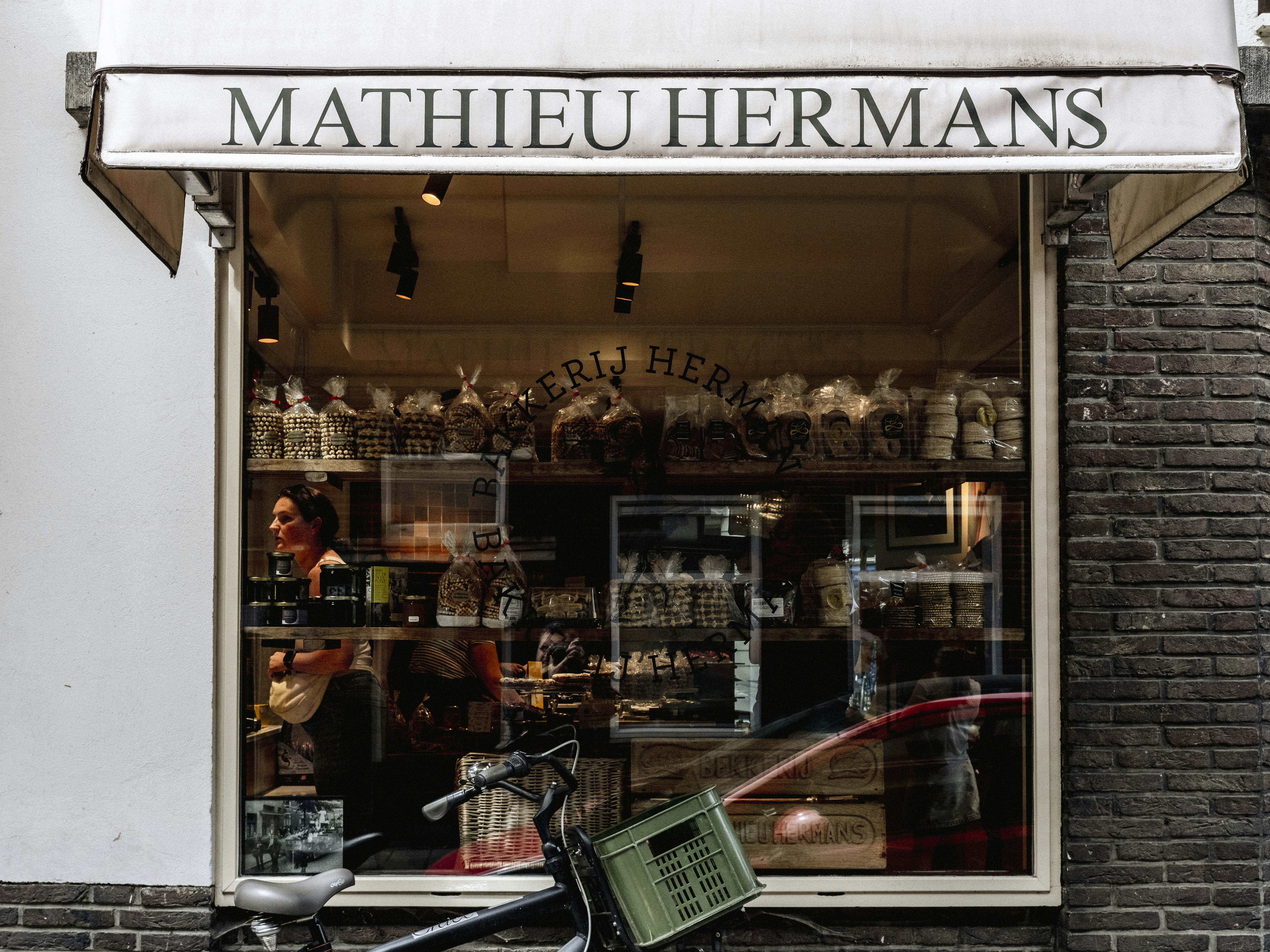 Una vetrina espone i prodotti, dice il nome Mathieu Hermans.