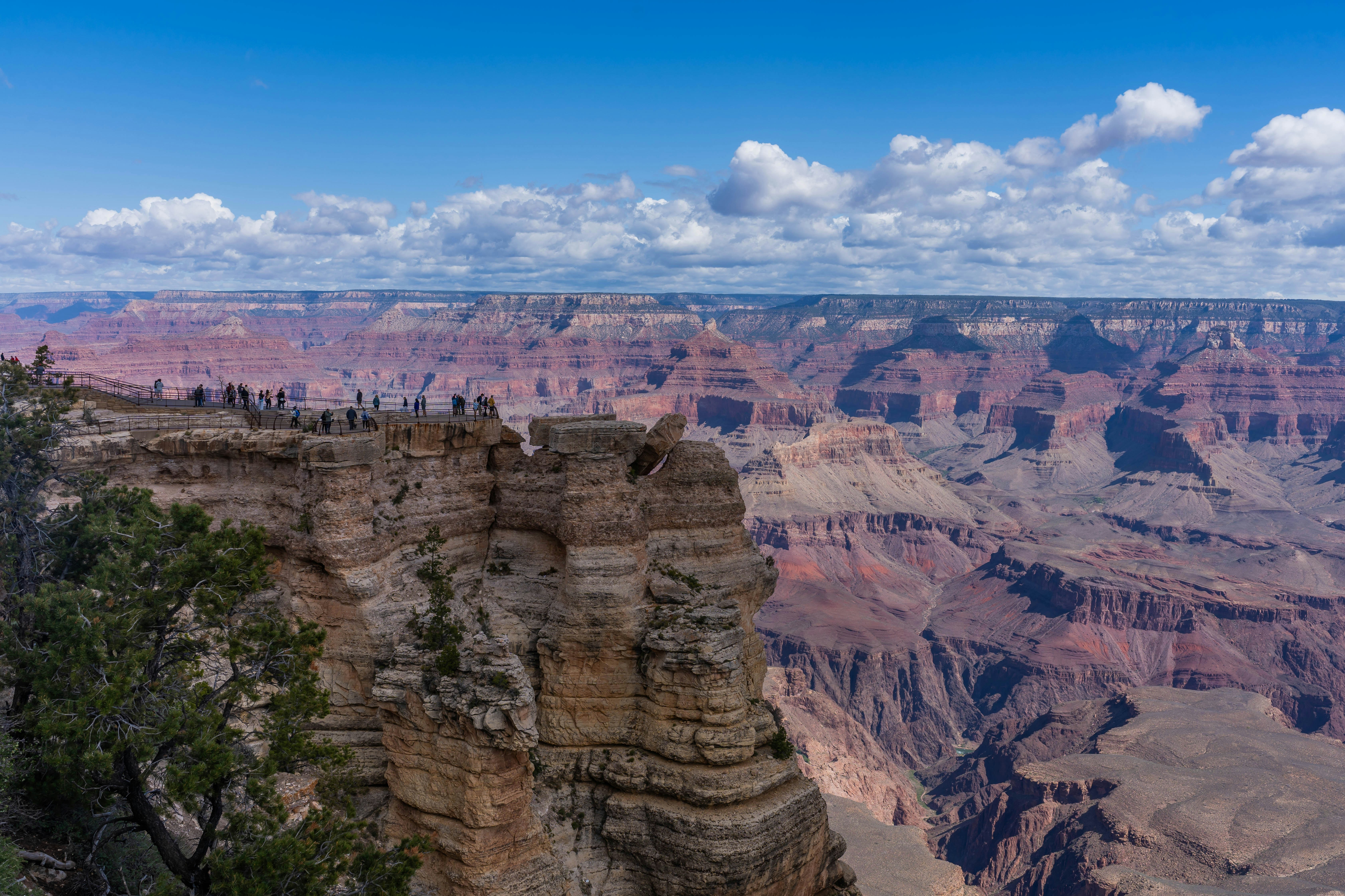 Die Menschen blicken auf die atemberaubende Landschaft des Grand Canyon.