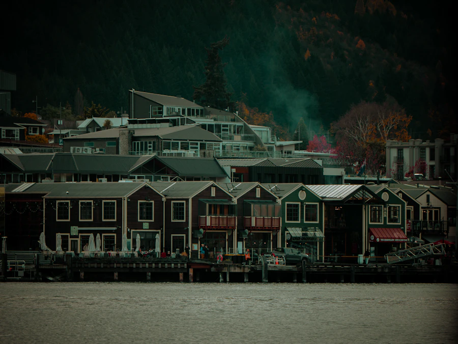 冬季瓦卡蒂普湖與雪山環繞