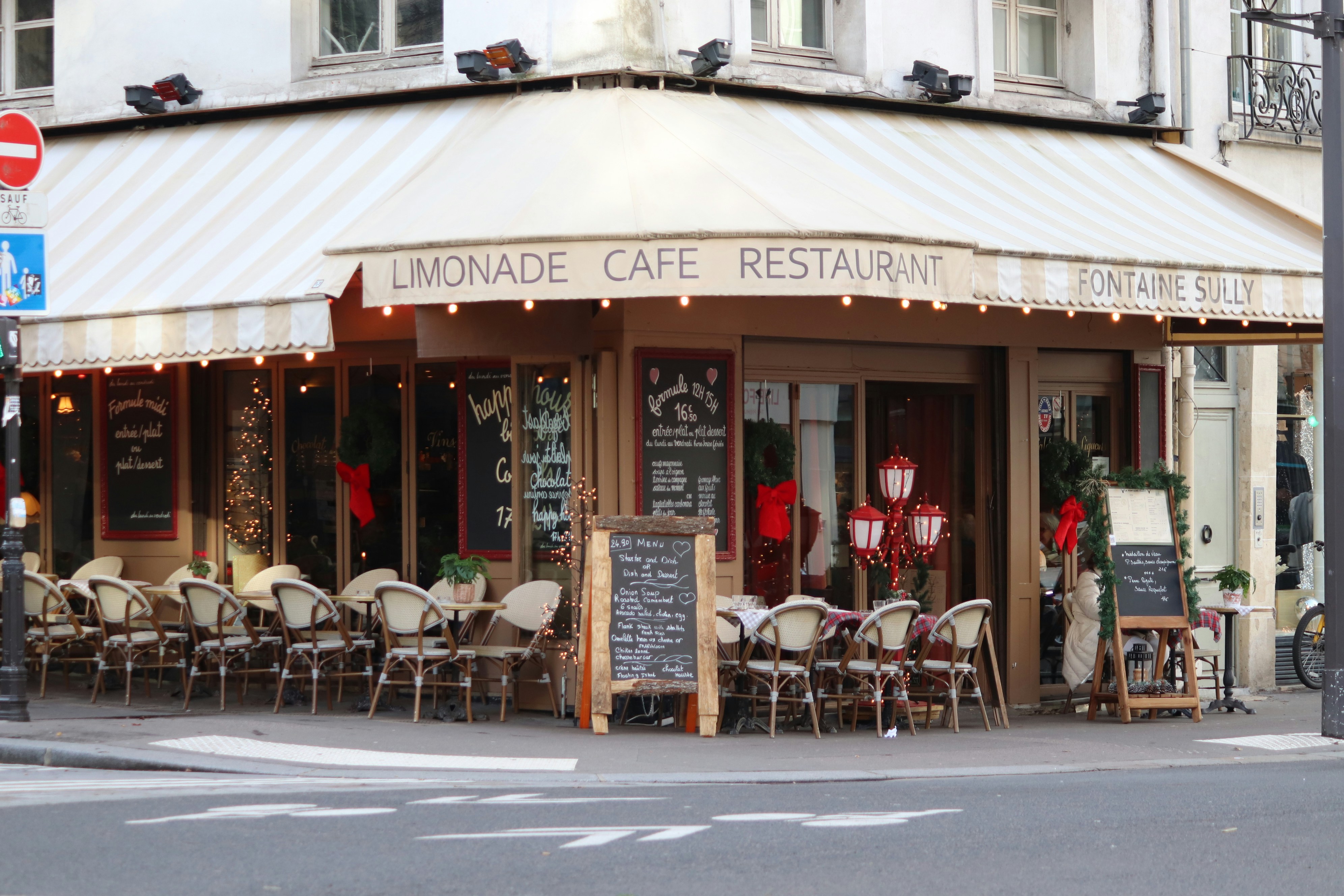 Café "Fontaine Sully" on rue Saint-Antoine in Paris, France