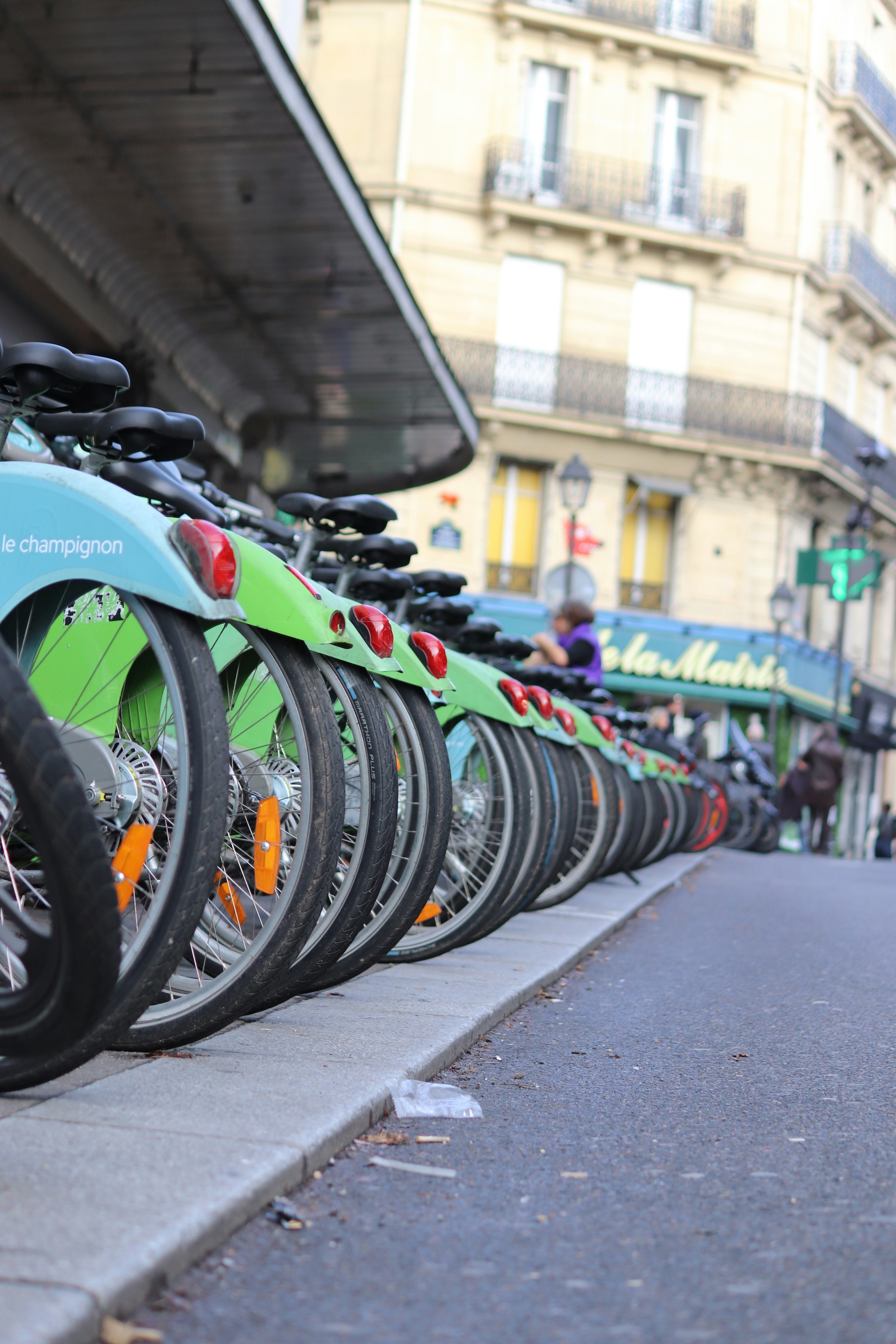 Chi va in bicicletta o non mangia da McDonald's distrugge l’economia..