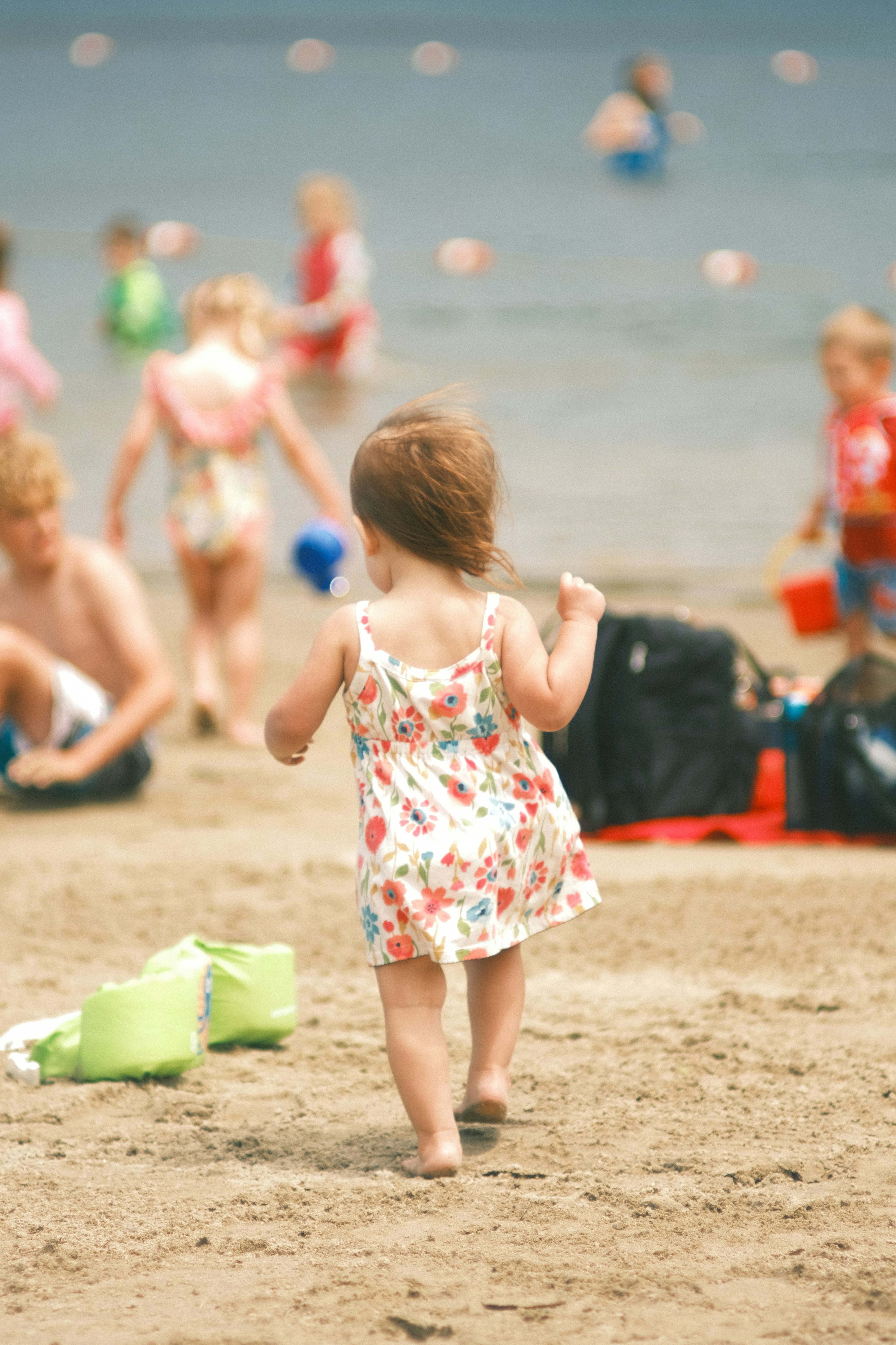 ビーチの水に向かって走る幼児。