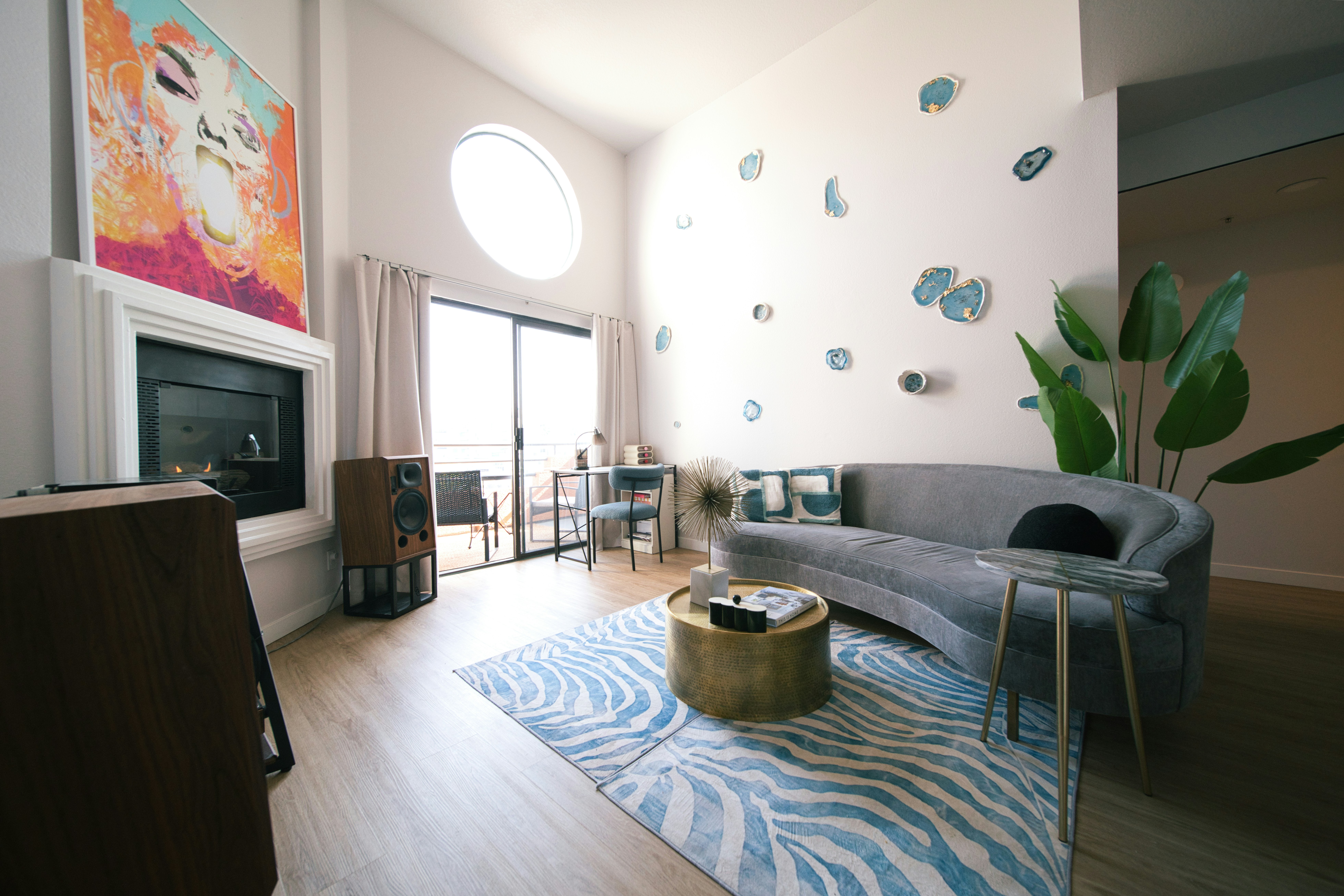 モダンな内装のリビングルーム