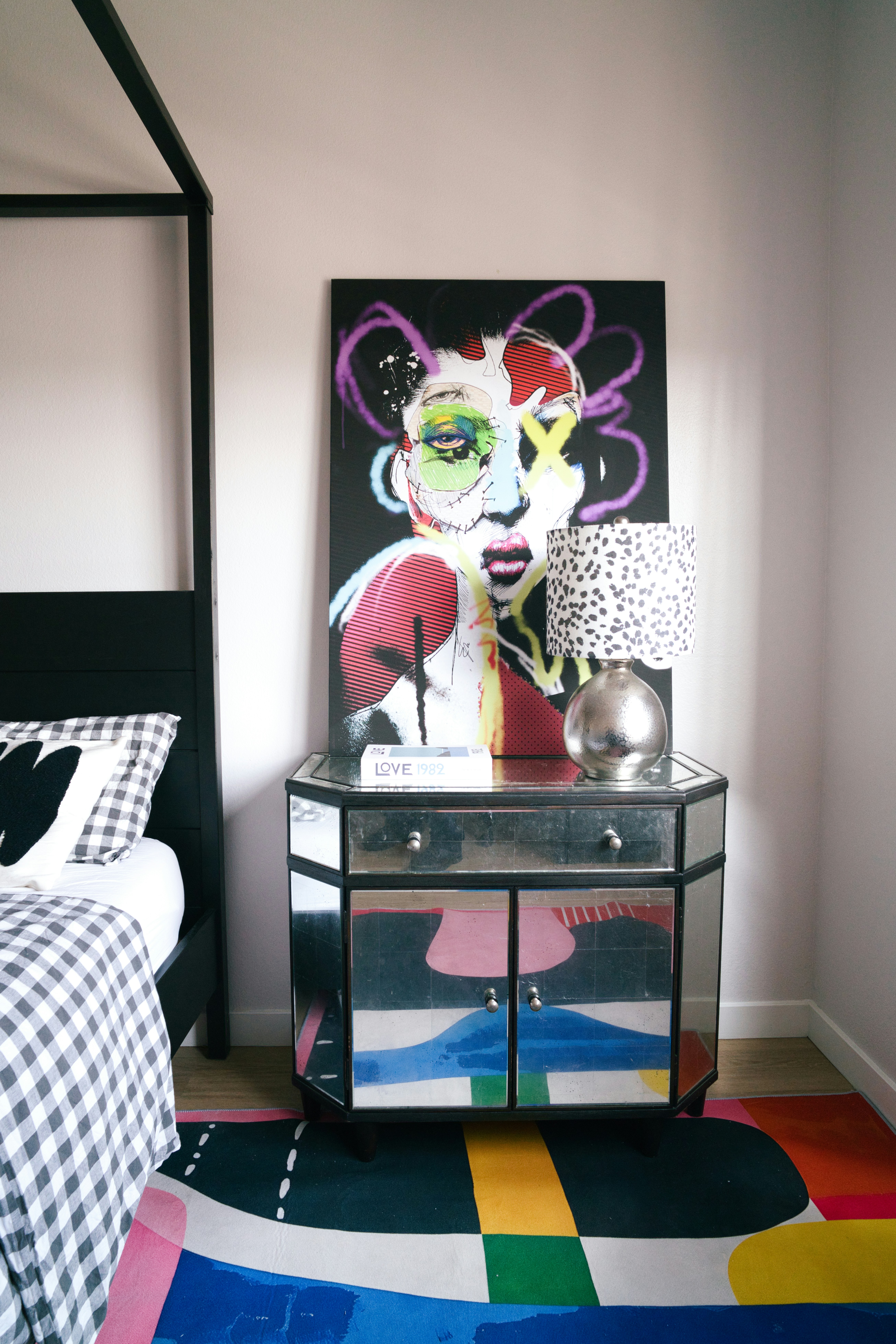 El dormitorio presenta una decoración moderna y colorida.