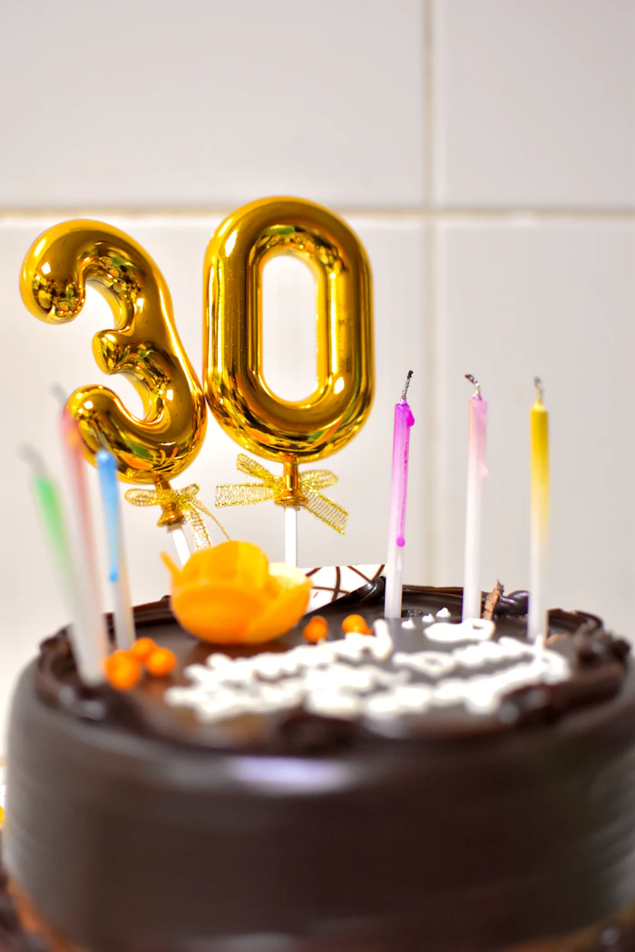 Pastel de chocolate con un globo dorado del número 30