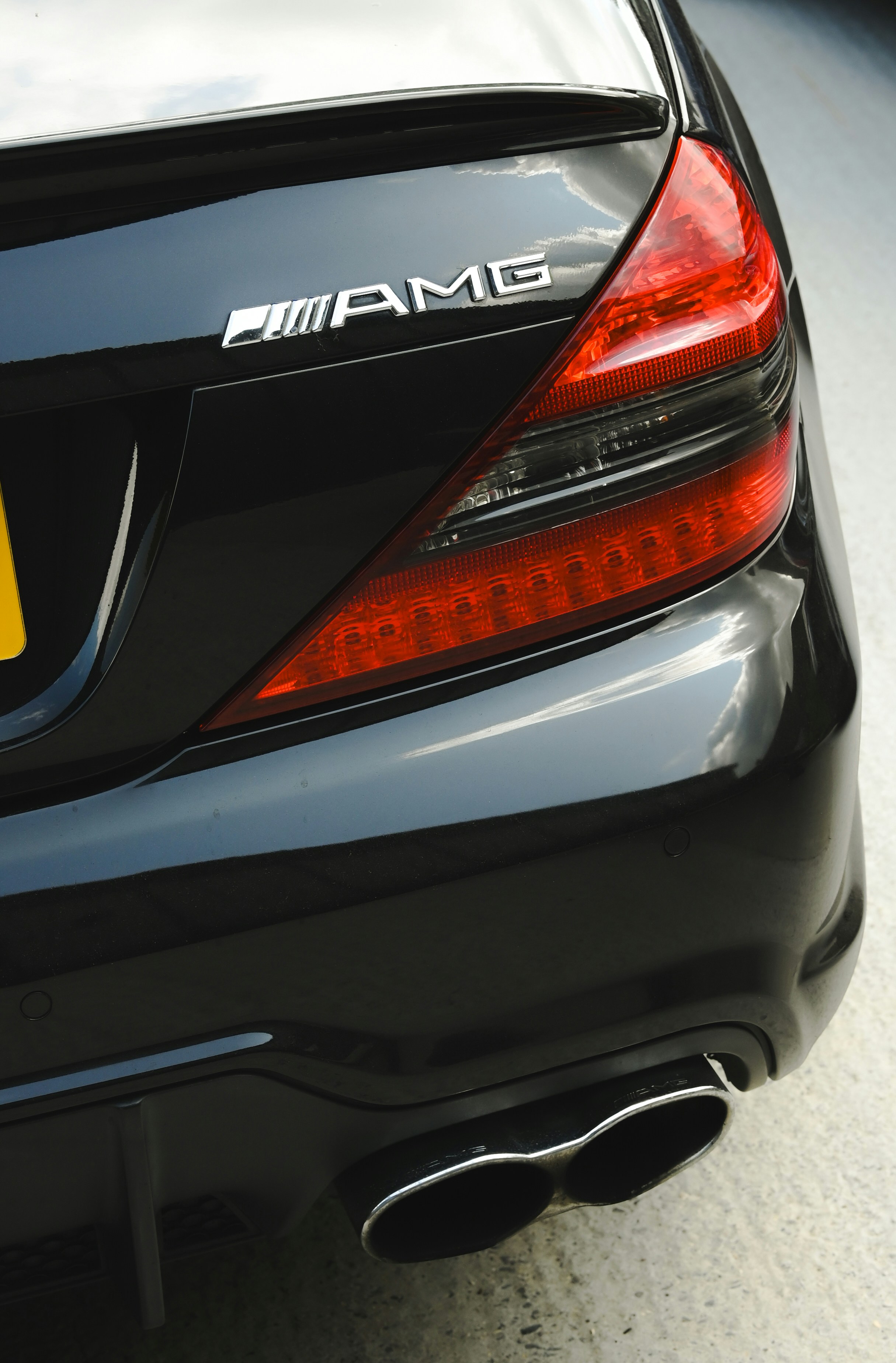 La parte trasera de un deportivo Mercedes Amg negro. foto – Imagen gratuita  en Unsplash, image size:3000x4563