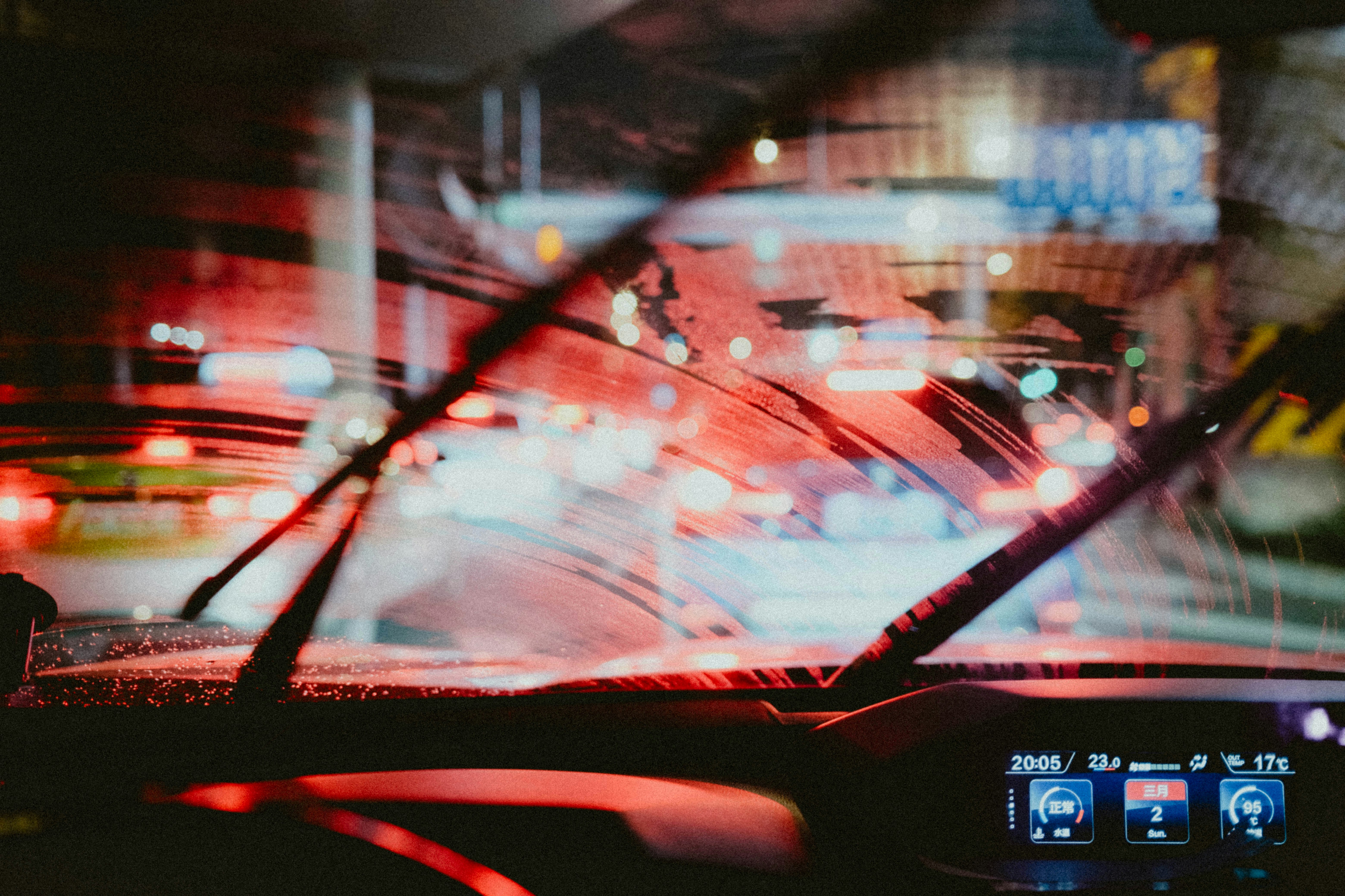 Conducir bajo la lluvia con los limpiaparabrisas encendidos.