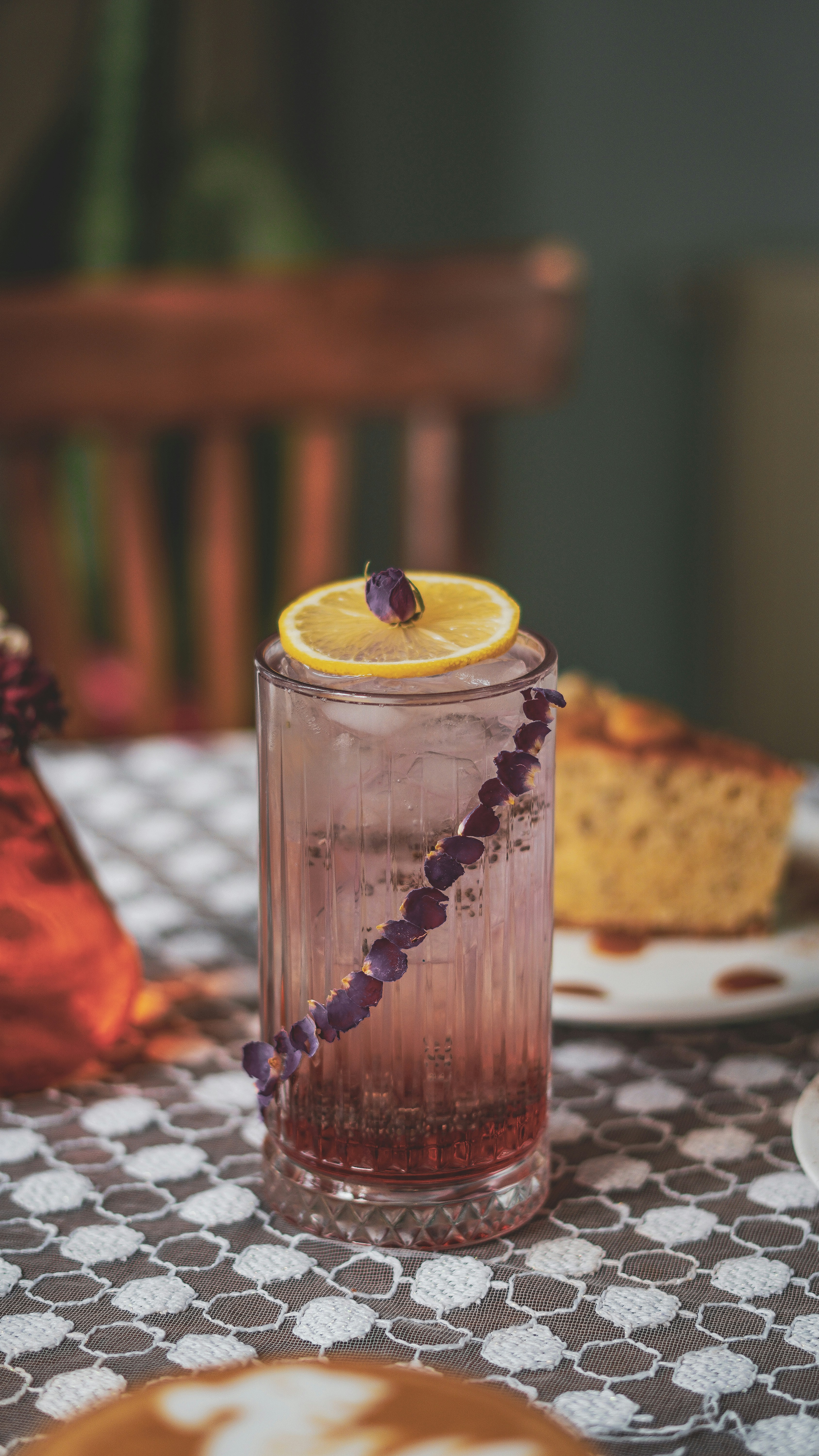 Un cocktail floreale guarnito con limone.