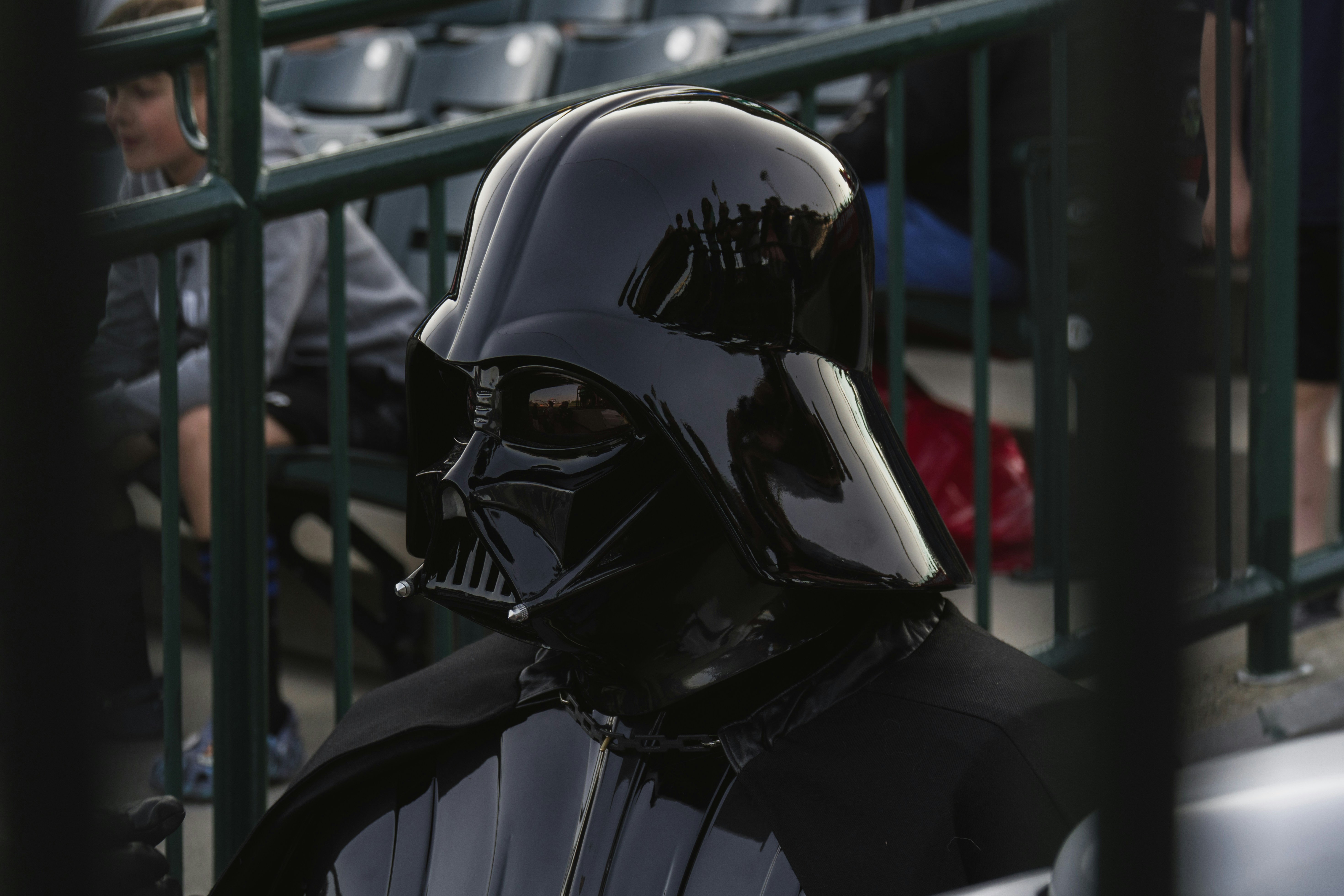 ダース・ベイダーは野球の試合を観戦しています。