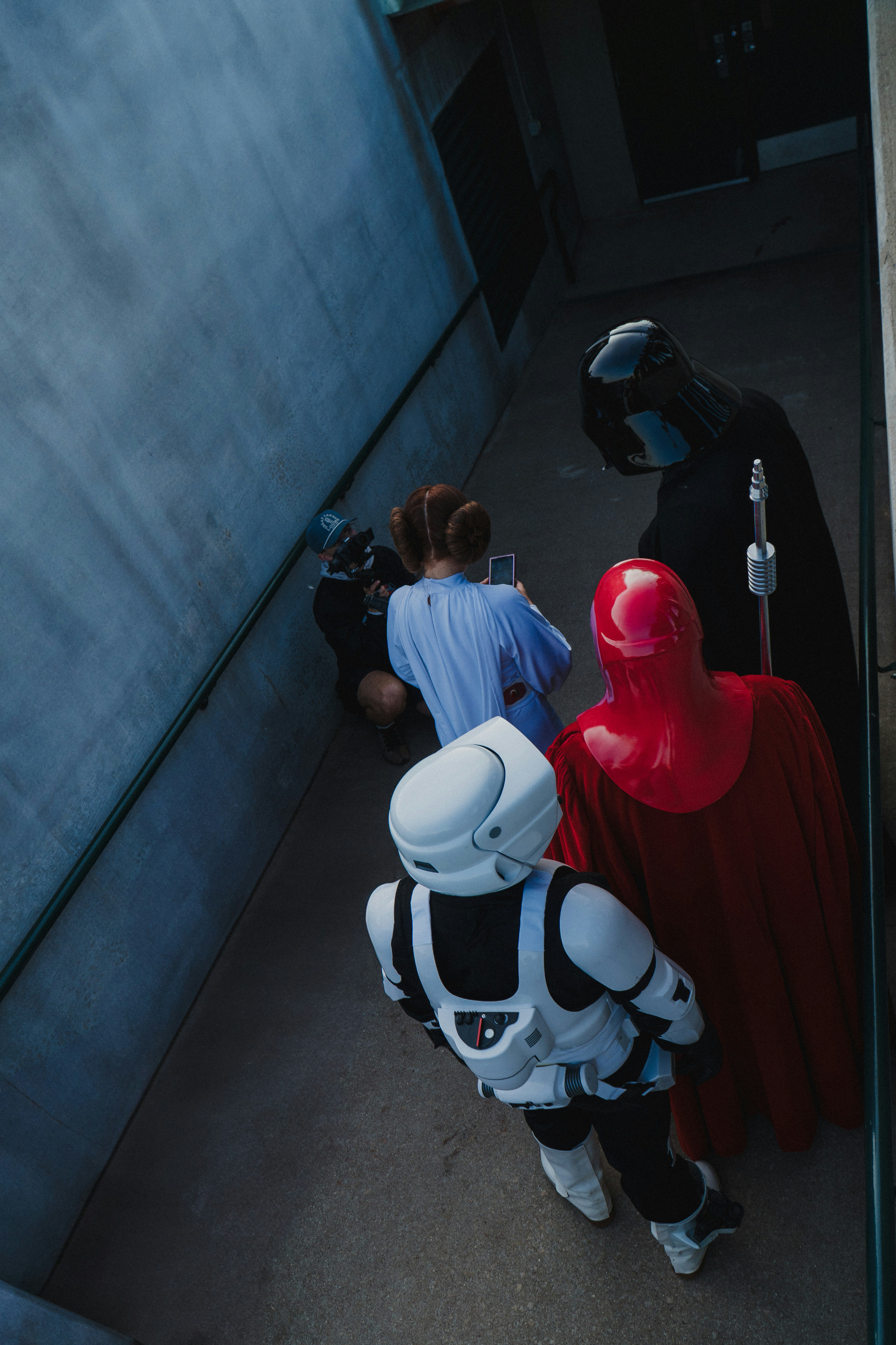 スターウォーズのキャラクターが一緒に廊下を歩きます。