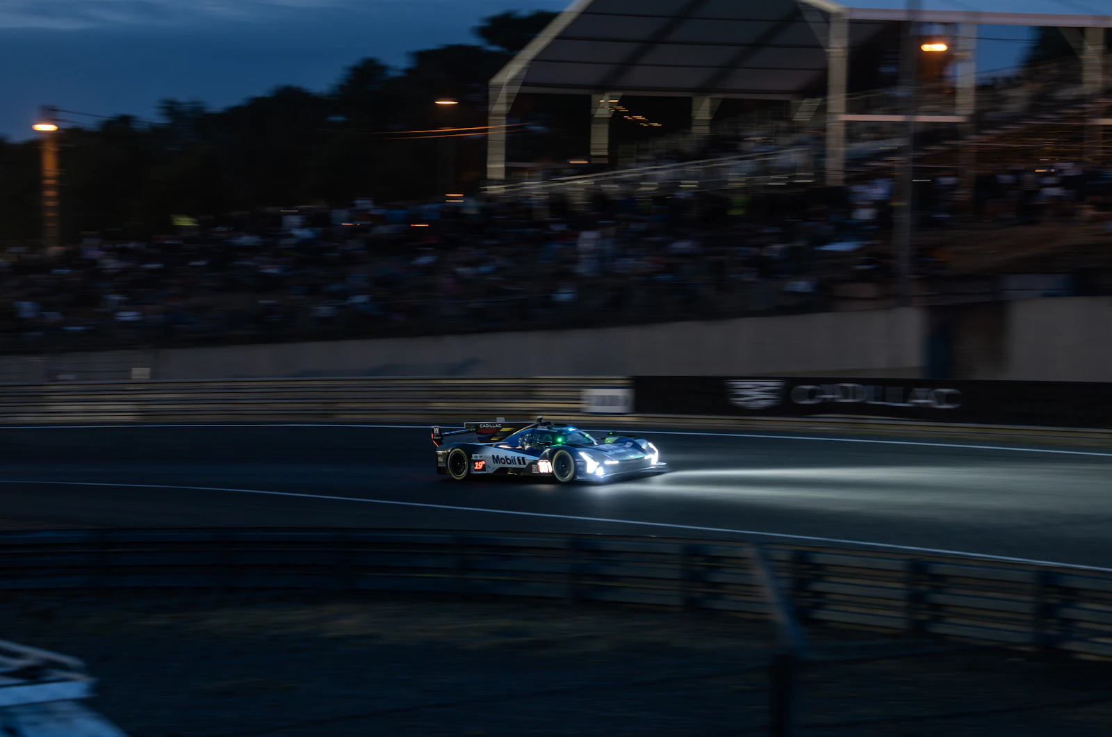Pretekárske auto uháňa nocou po trati v Le Mans