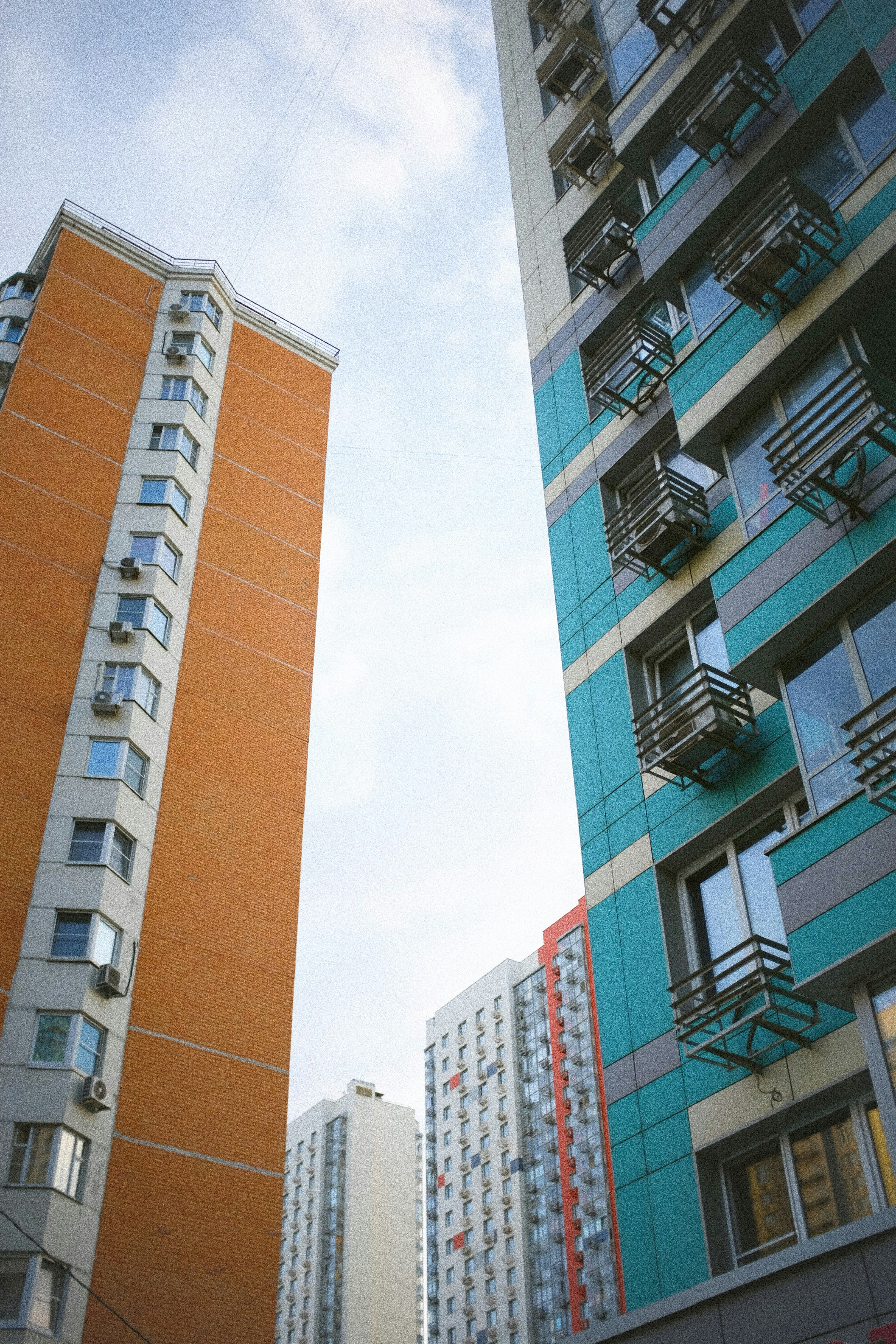 背の高い建物が空に向かって伸びています。