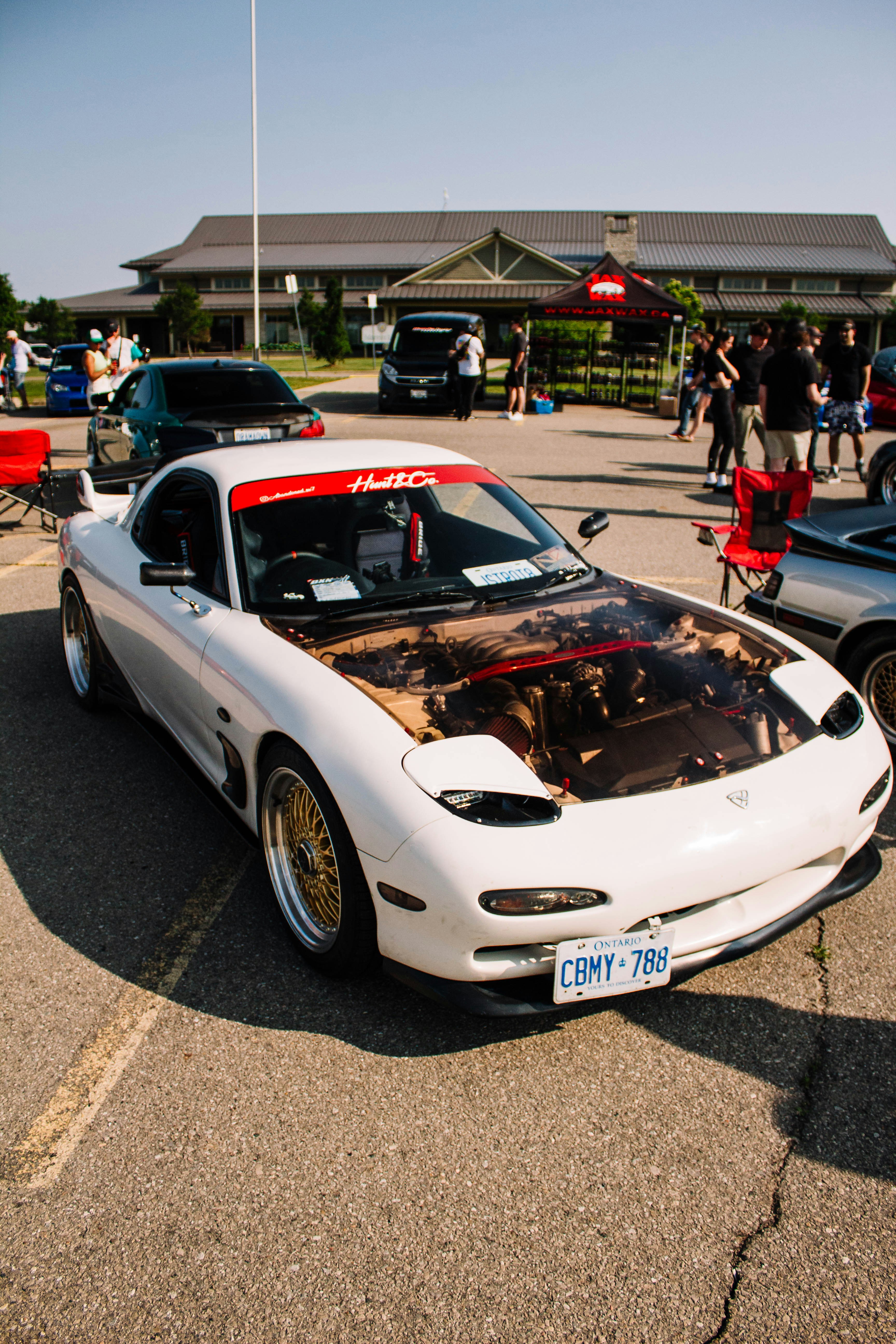 Carro esportivo branco em uma feira de automóveis.