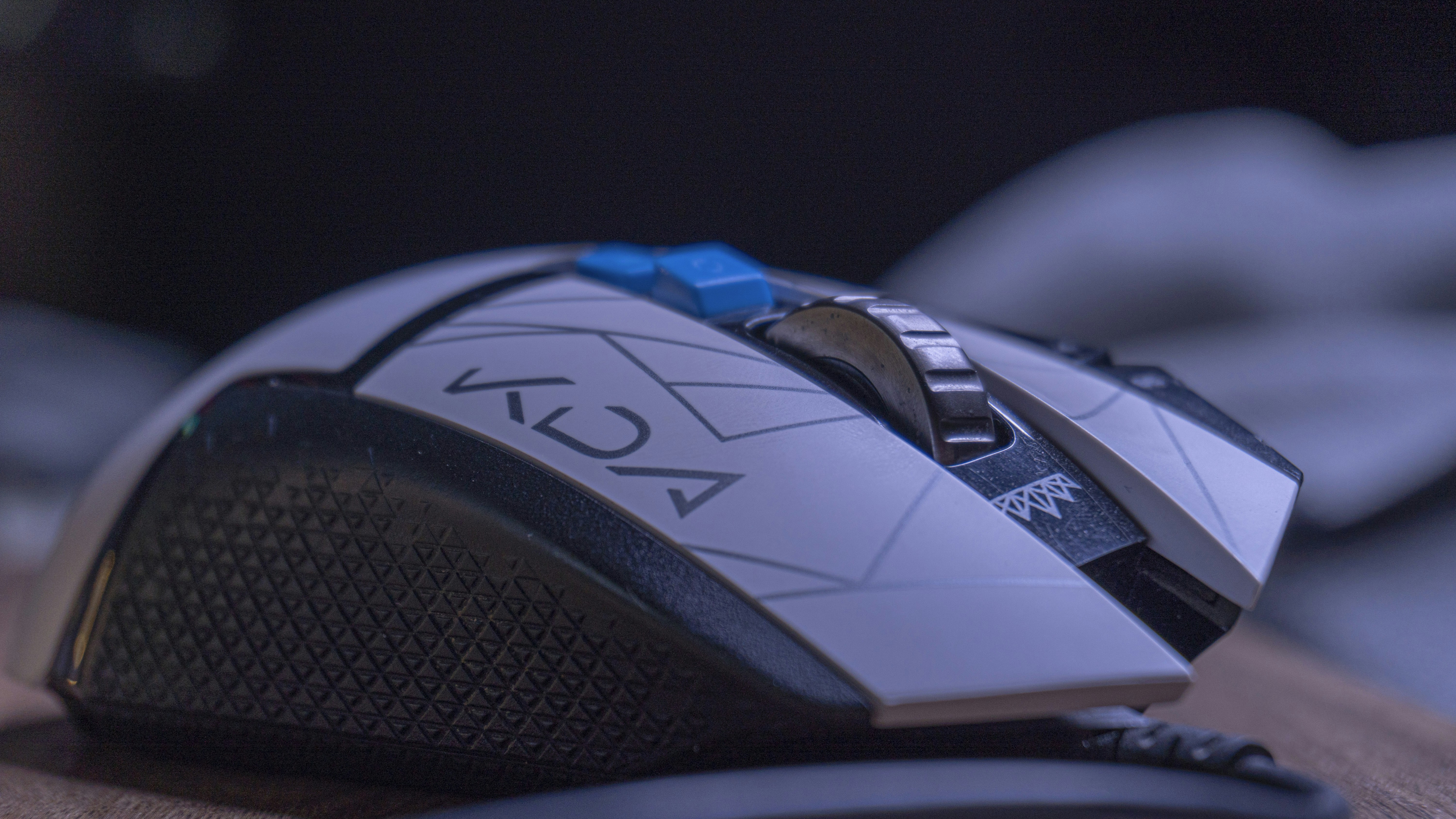 A kda-themed gaming mouse is displayed.