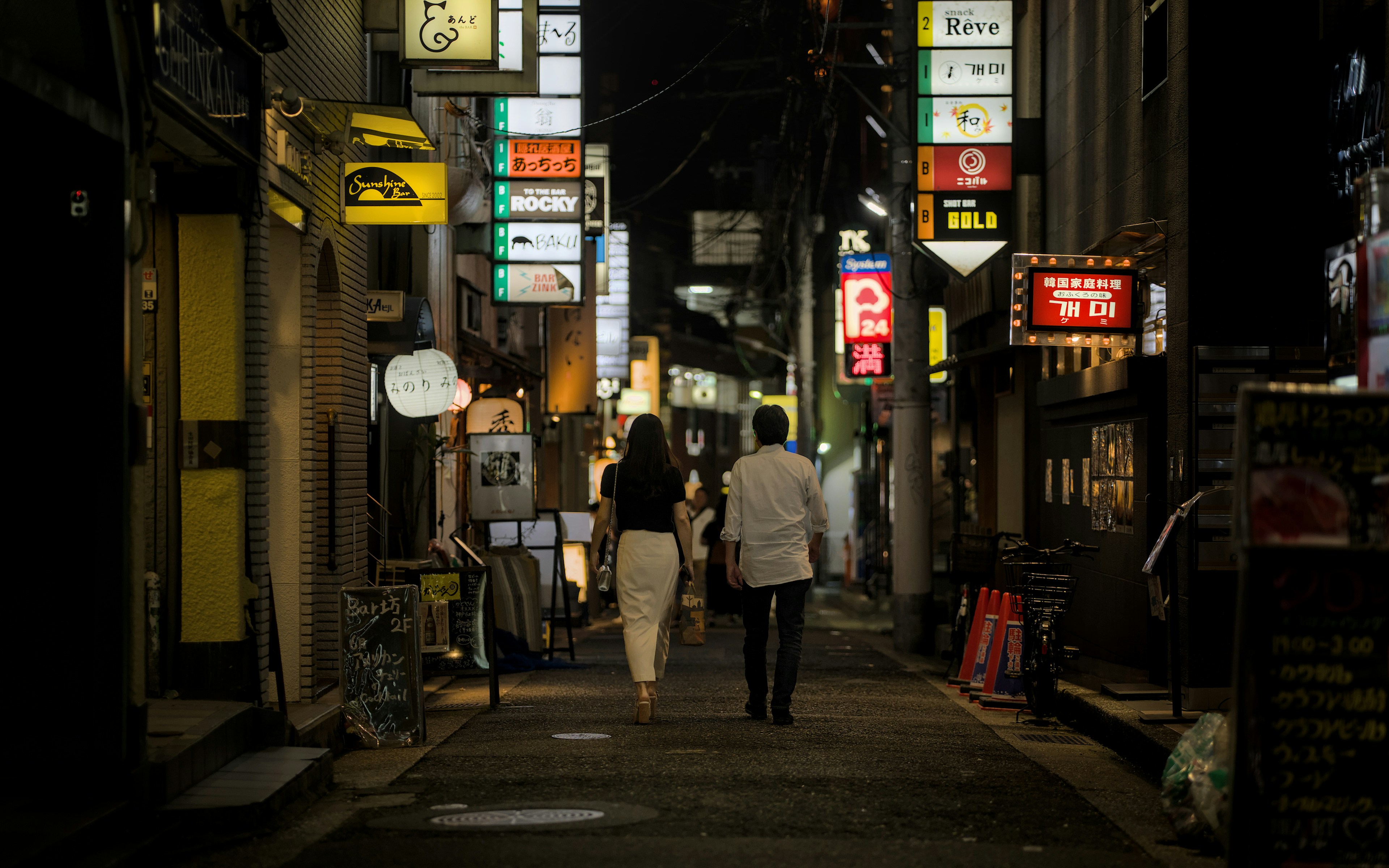 Tokyo nightlife tips and alleyway navigation