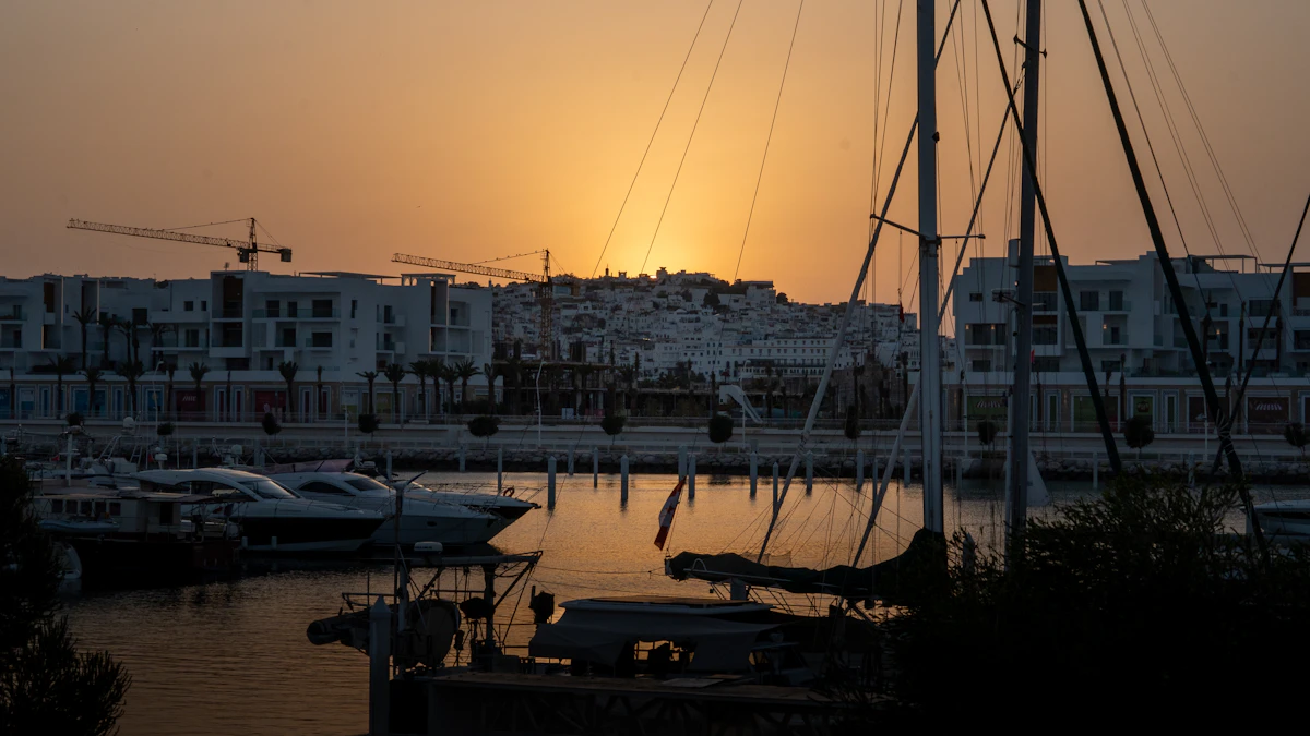 Coucher de soleil sur le port avec yachts à Tanger