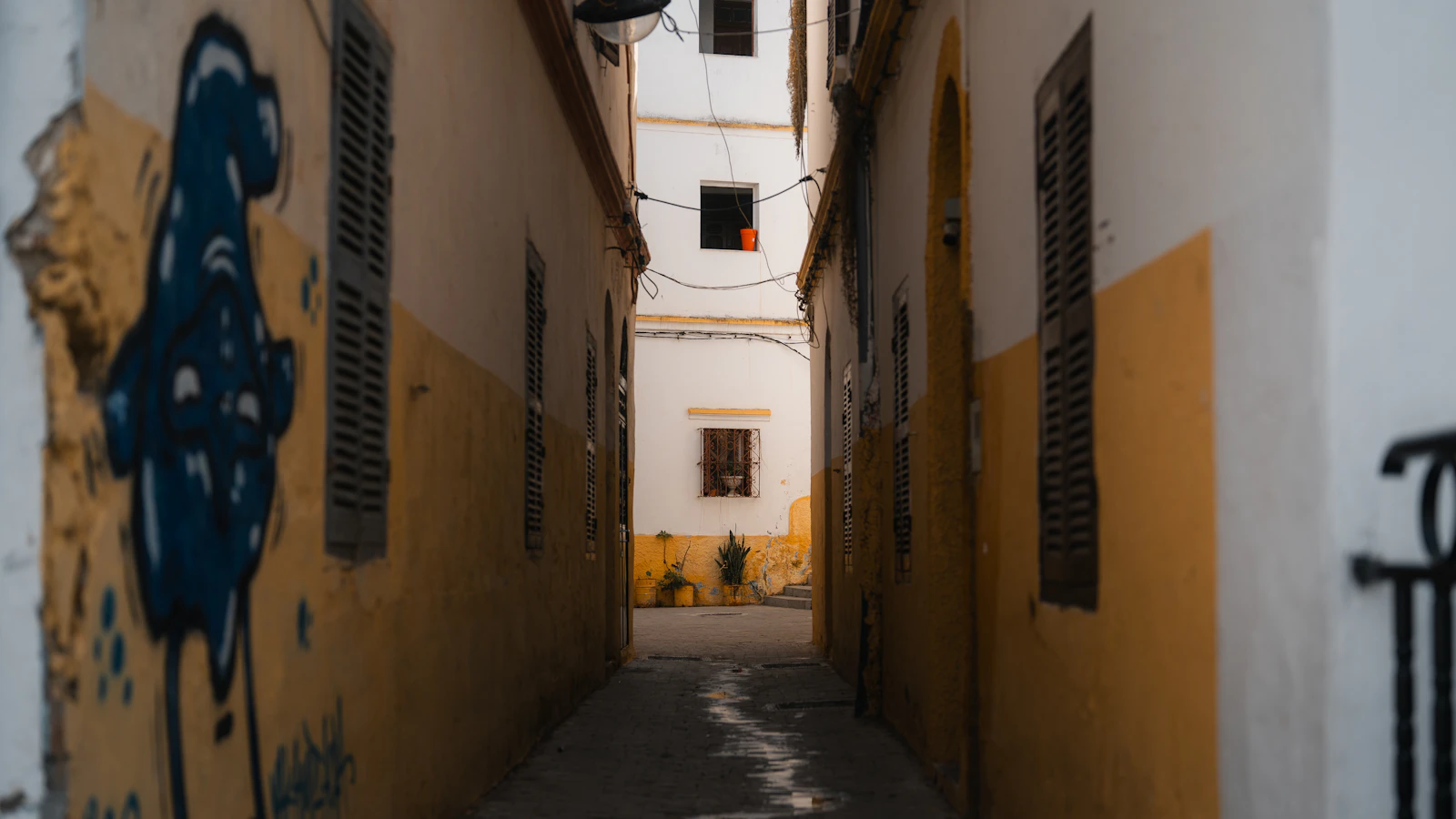 Ruelle chaulée de la Kasbah de Tanger bordée de murs colorés