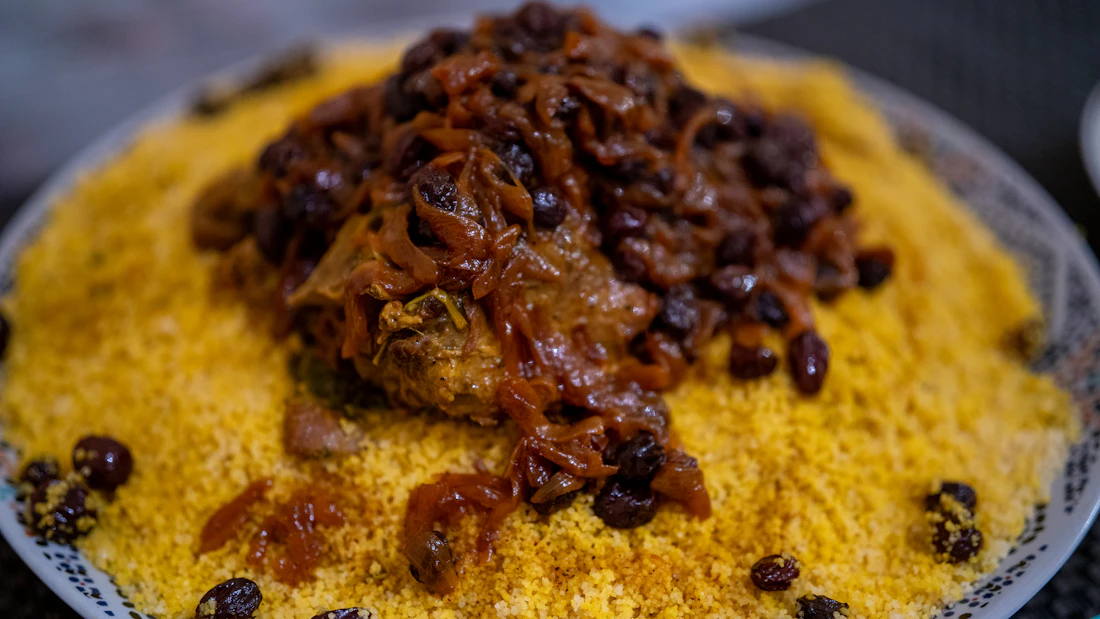 Plat de couscous traditionnel marocain avec viande et garniture.