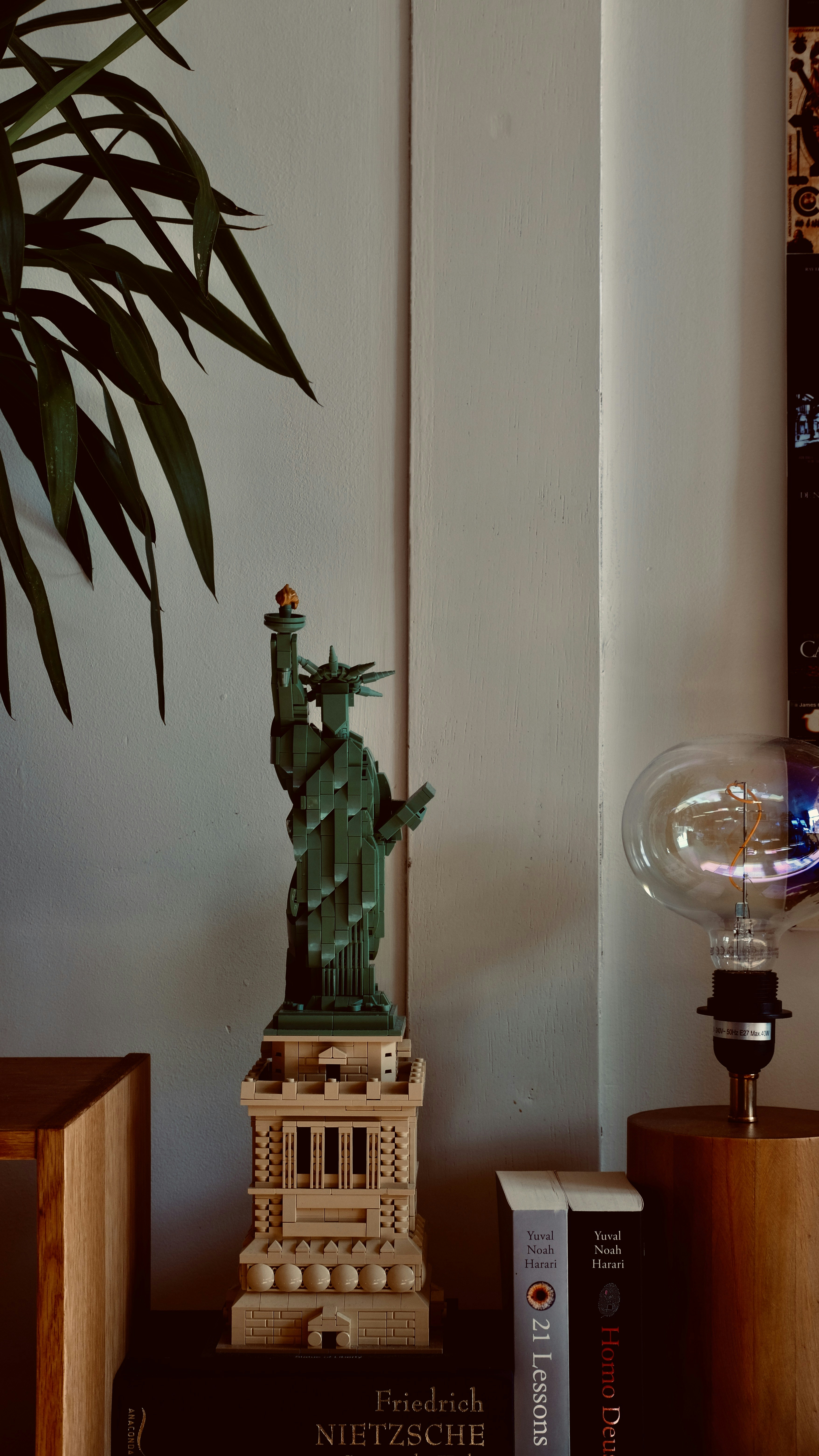 레고 자유의 여신상이 선반에 놓여 있습니다.