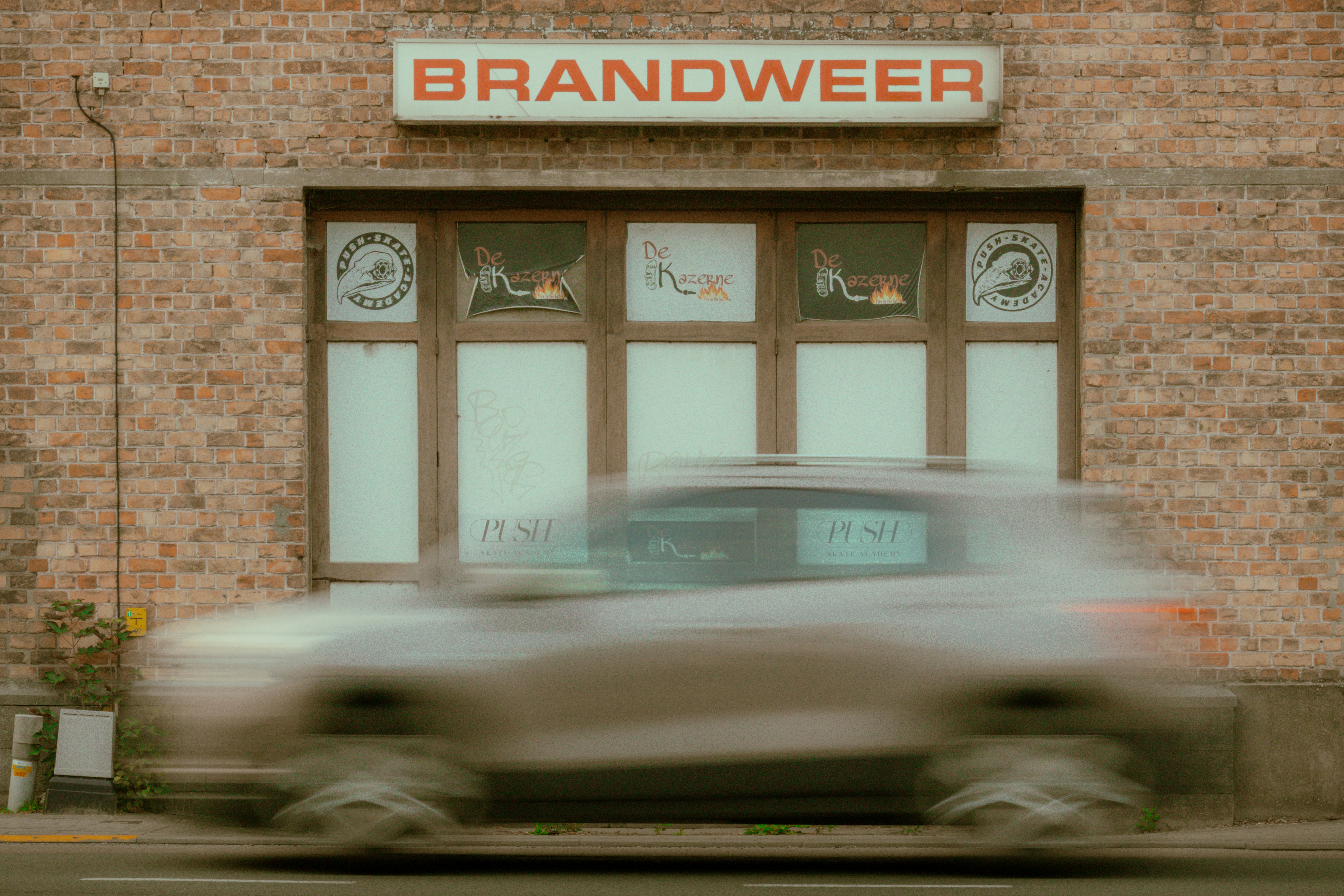 gray computer monitor