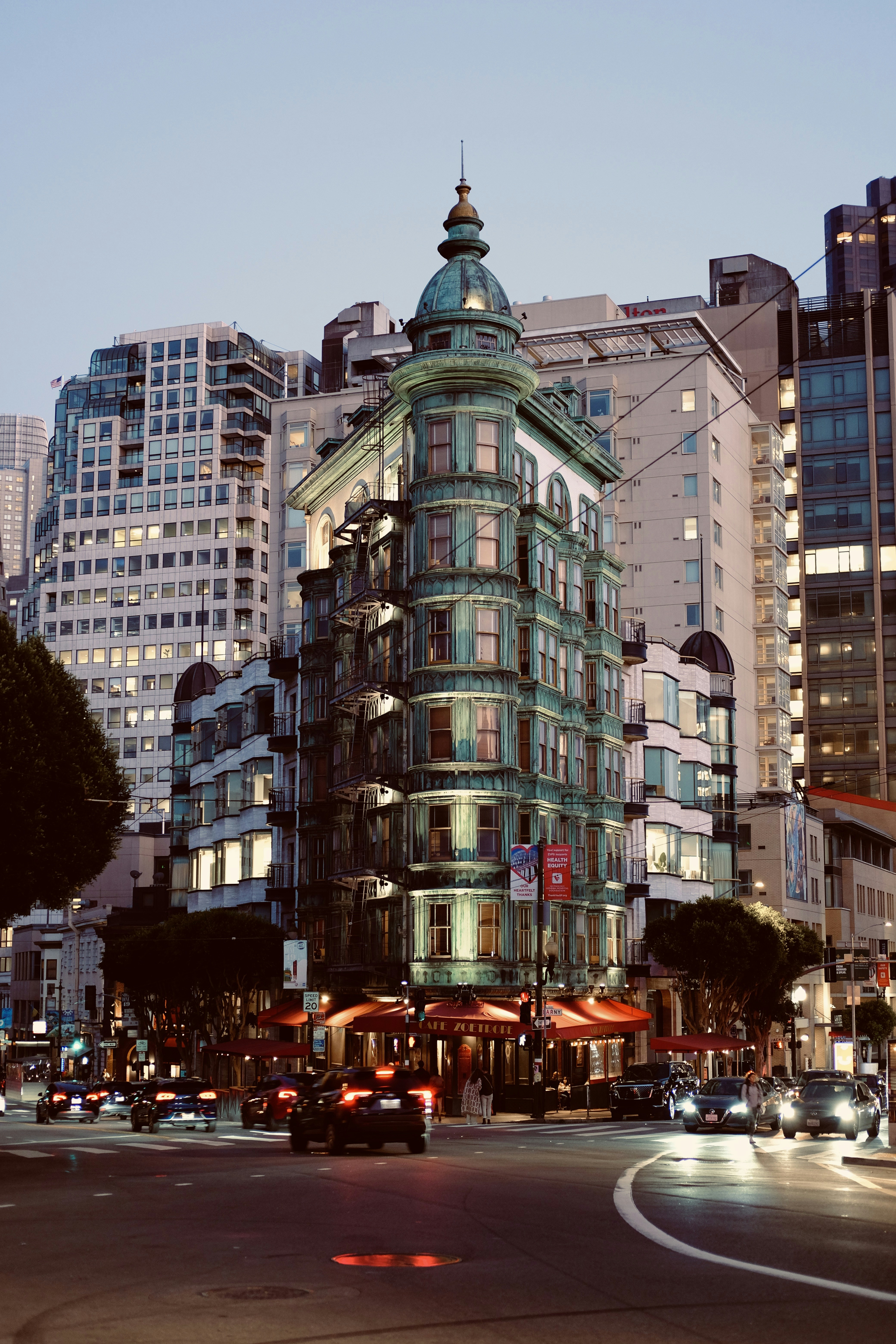 도시 거리에 조명이 켜진 유서 깊은 건물.