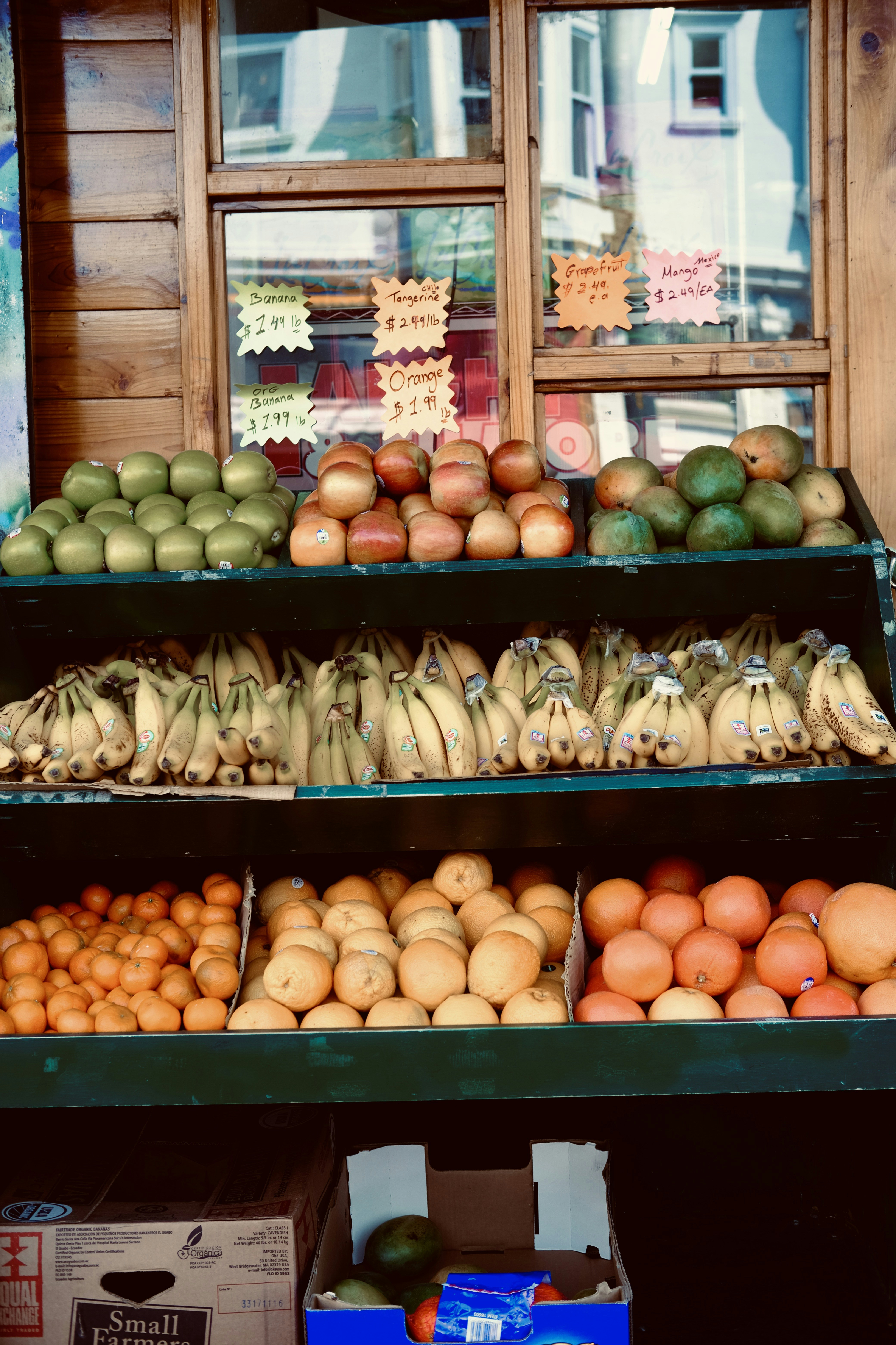 신선한 과일이 시장에 판매용으로 진열되어 있습니다.