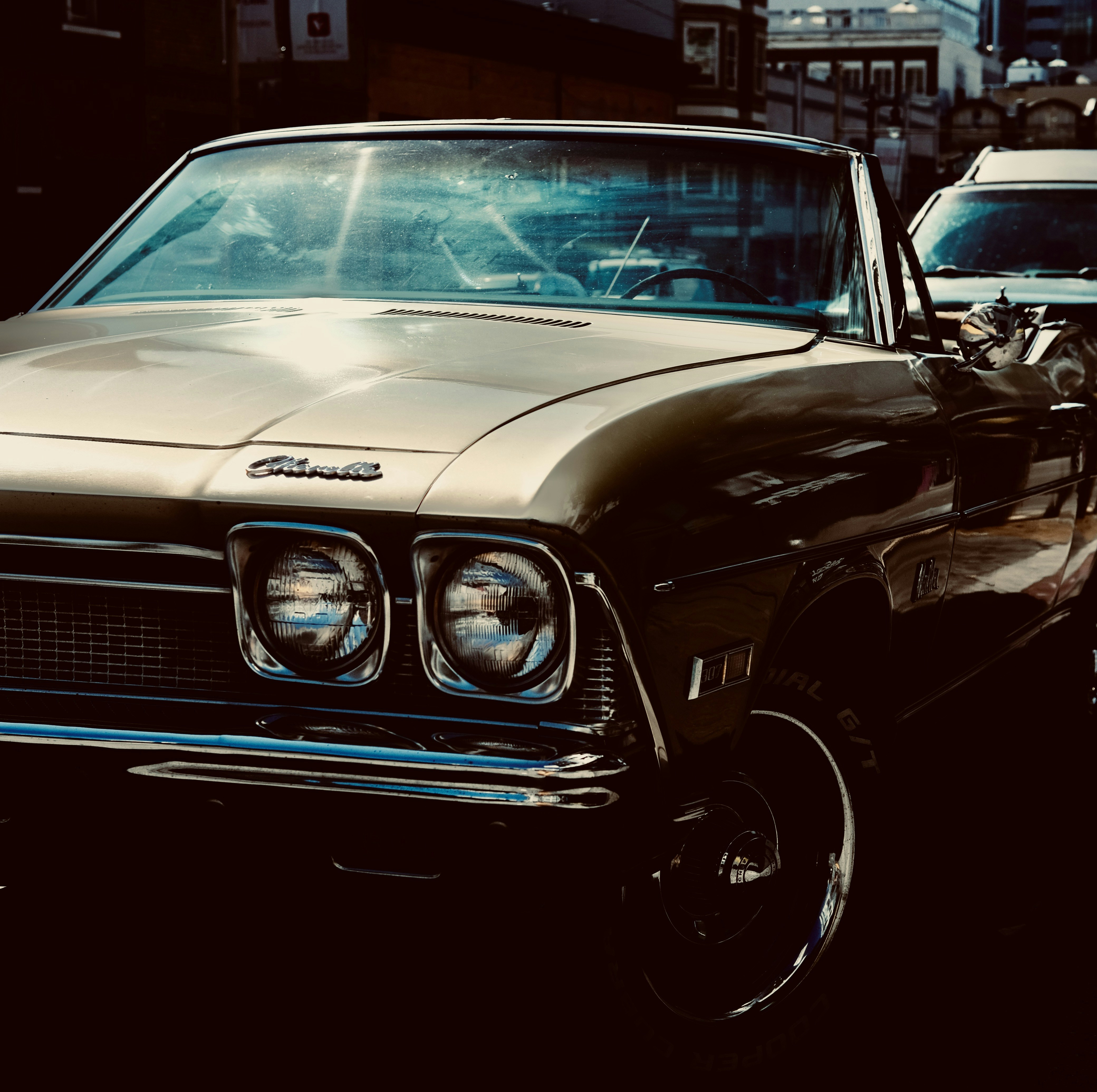 클래식 컨버터블 자동차가 도시에 주차되어 있습니다.