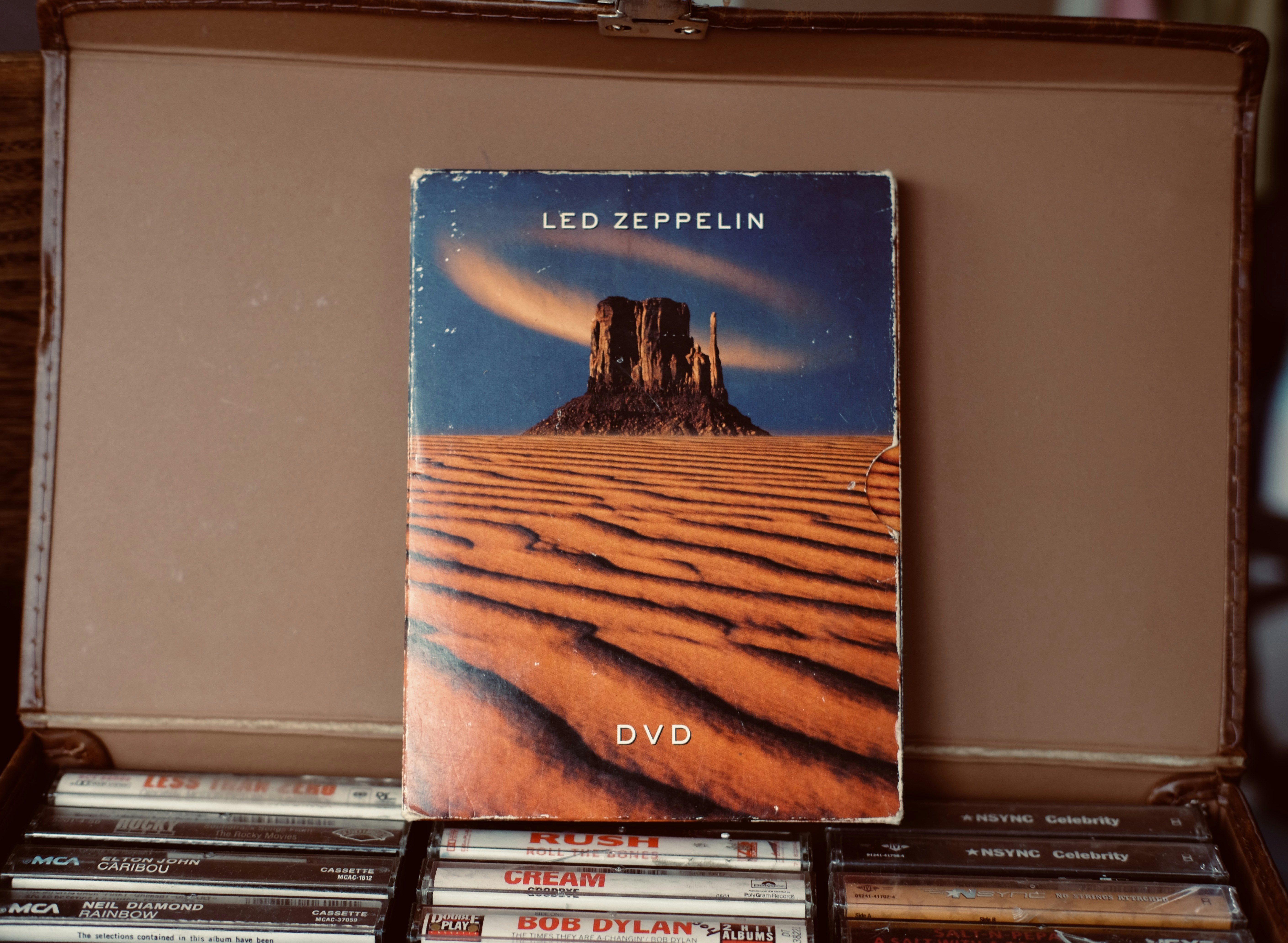 갈색 케이스 안에 있는 레드 제플린 DVD.