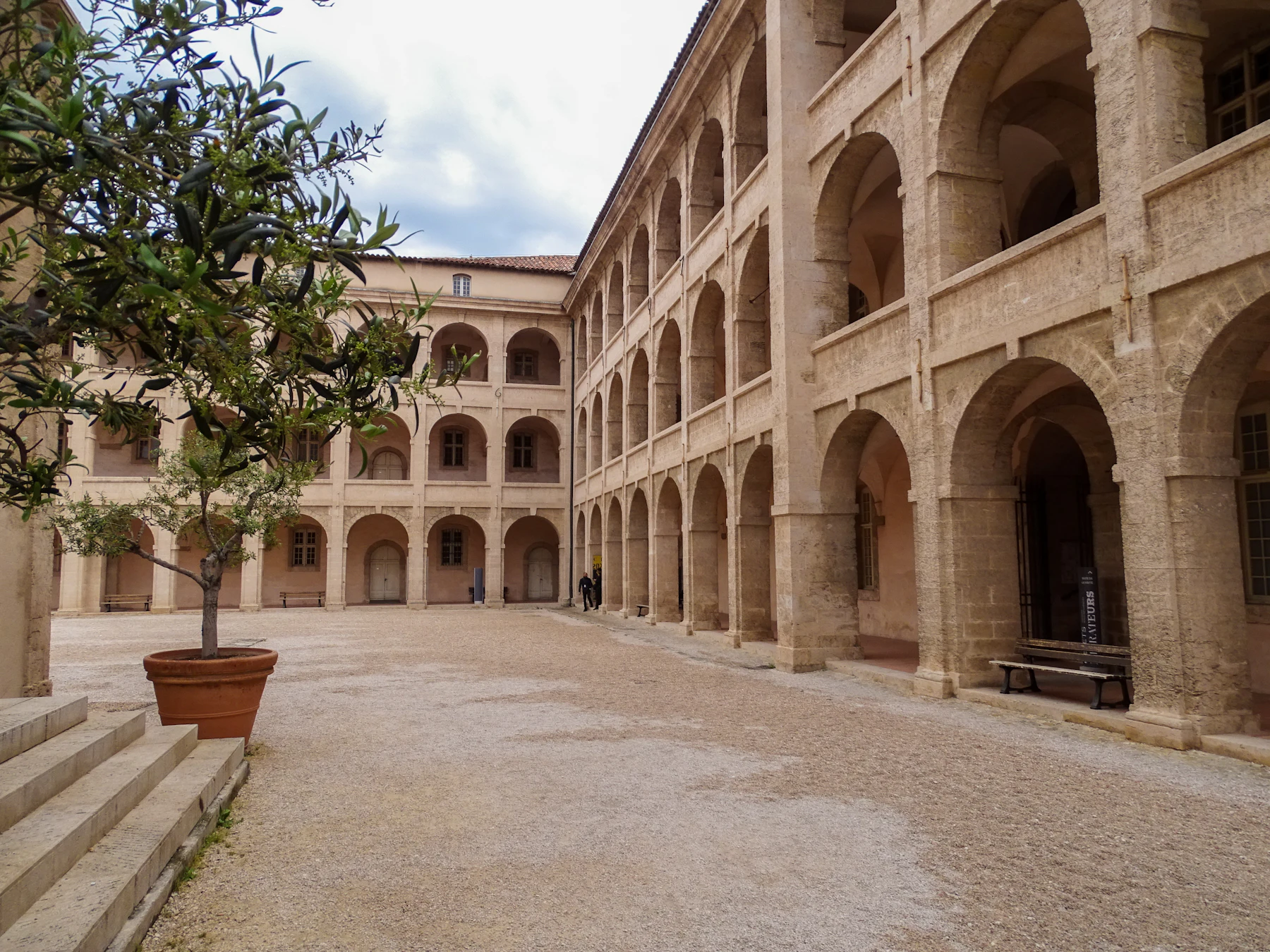 Patio de arquerías de la casona
