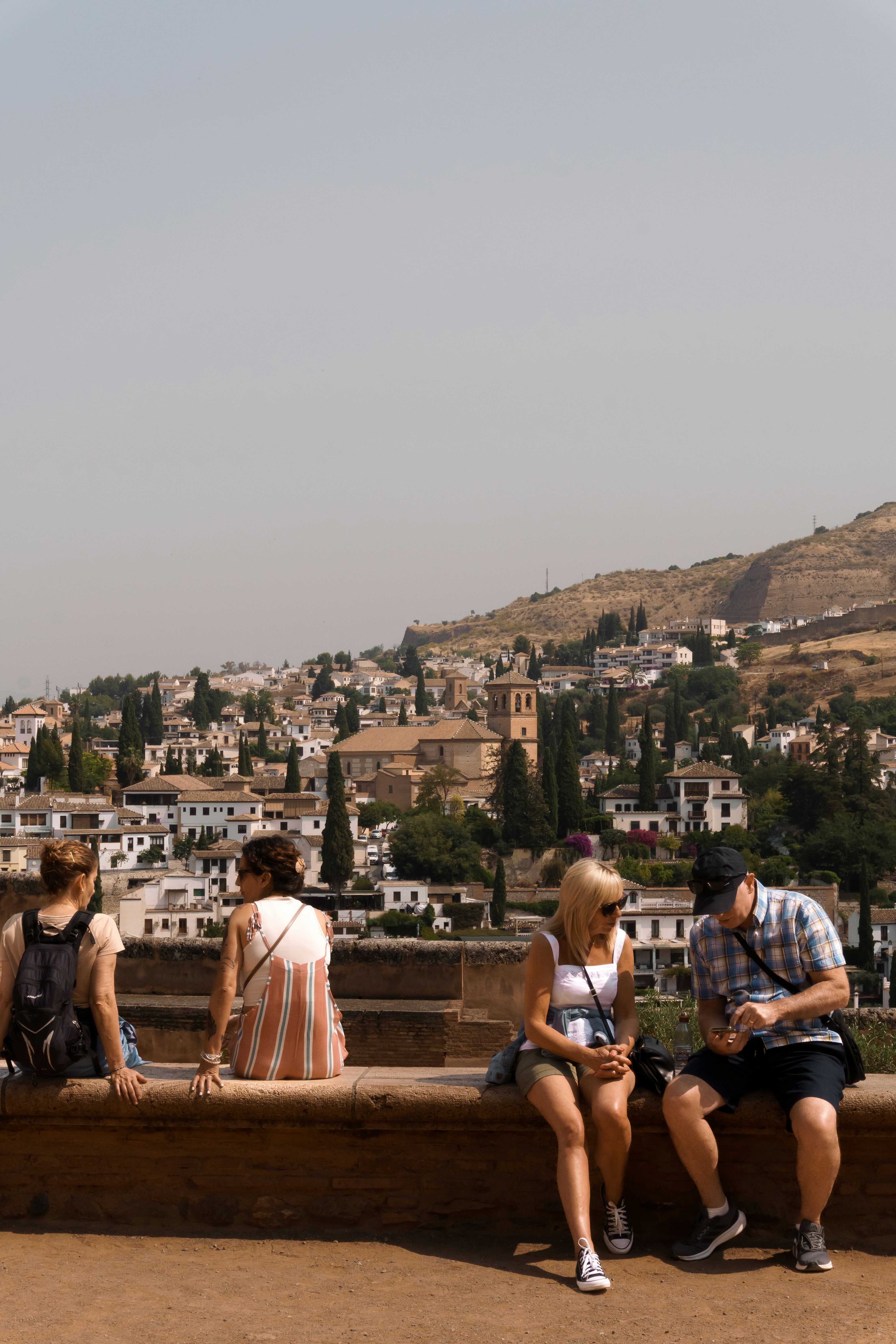 人々は休息し、街の景色を楽しんでいます。