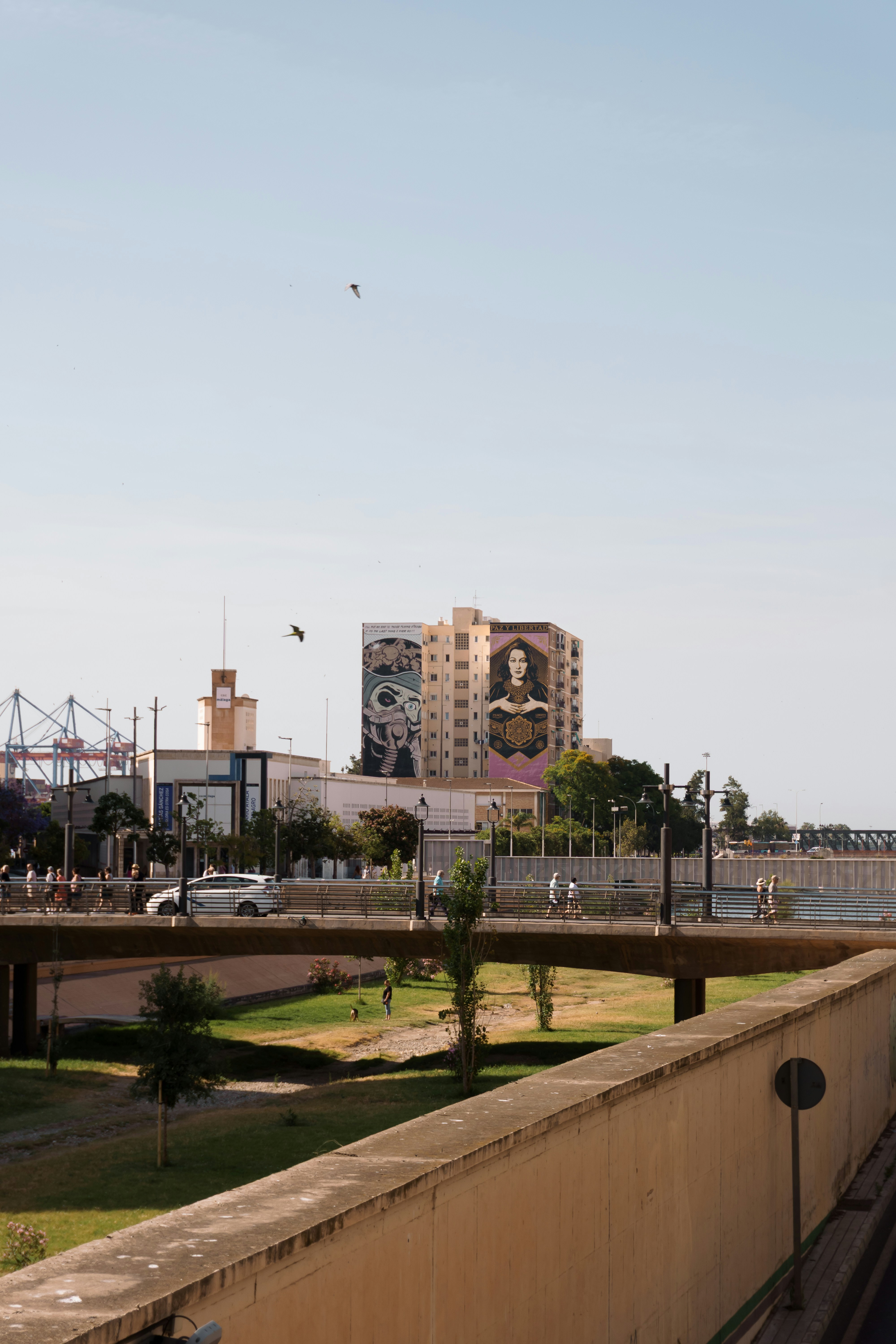 街の建物には、晴れた日には大きな壁画が描かれています。