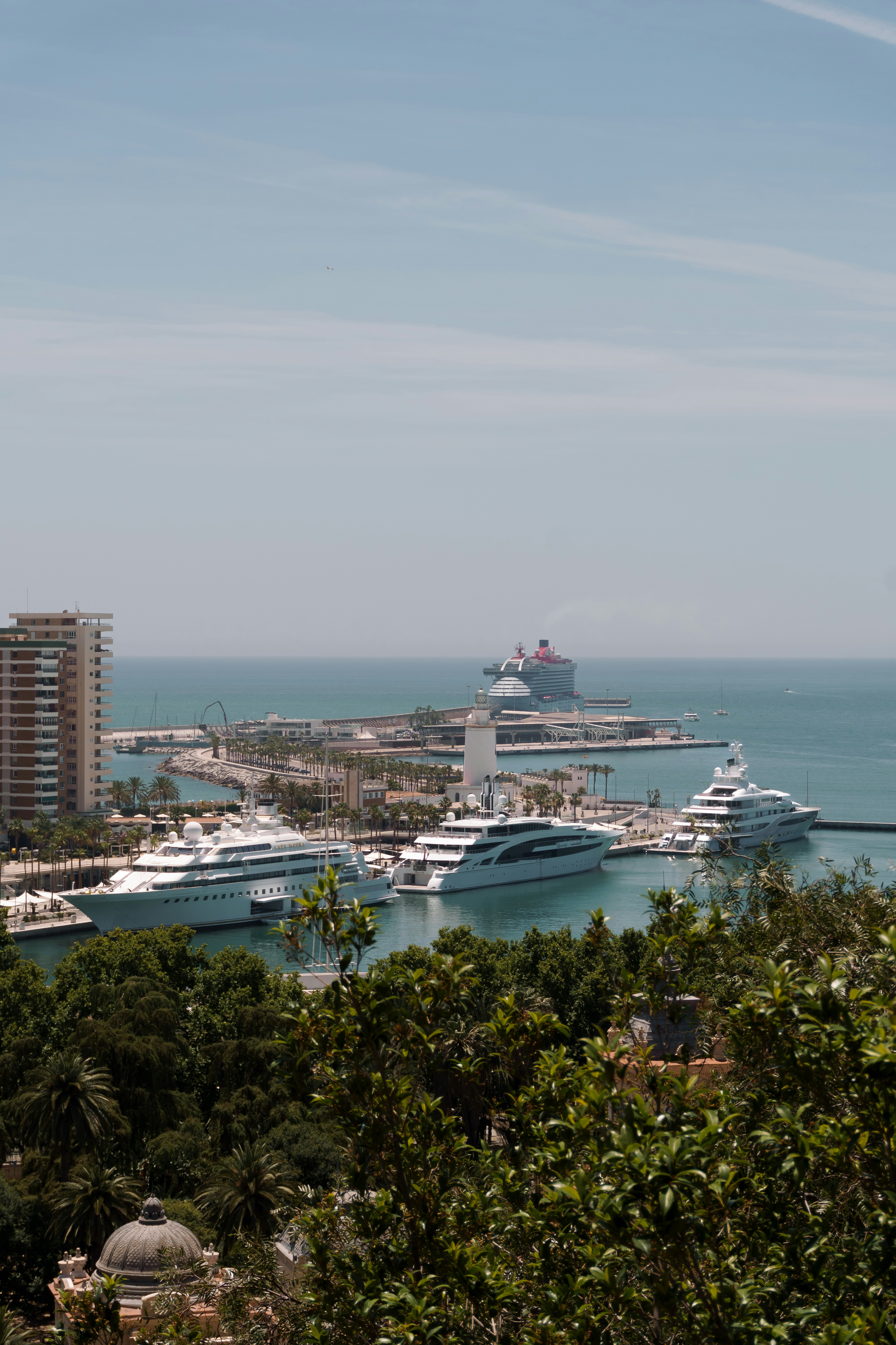 美しい港に停泊する豪華なヨット。