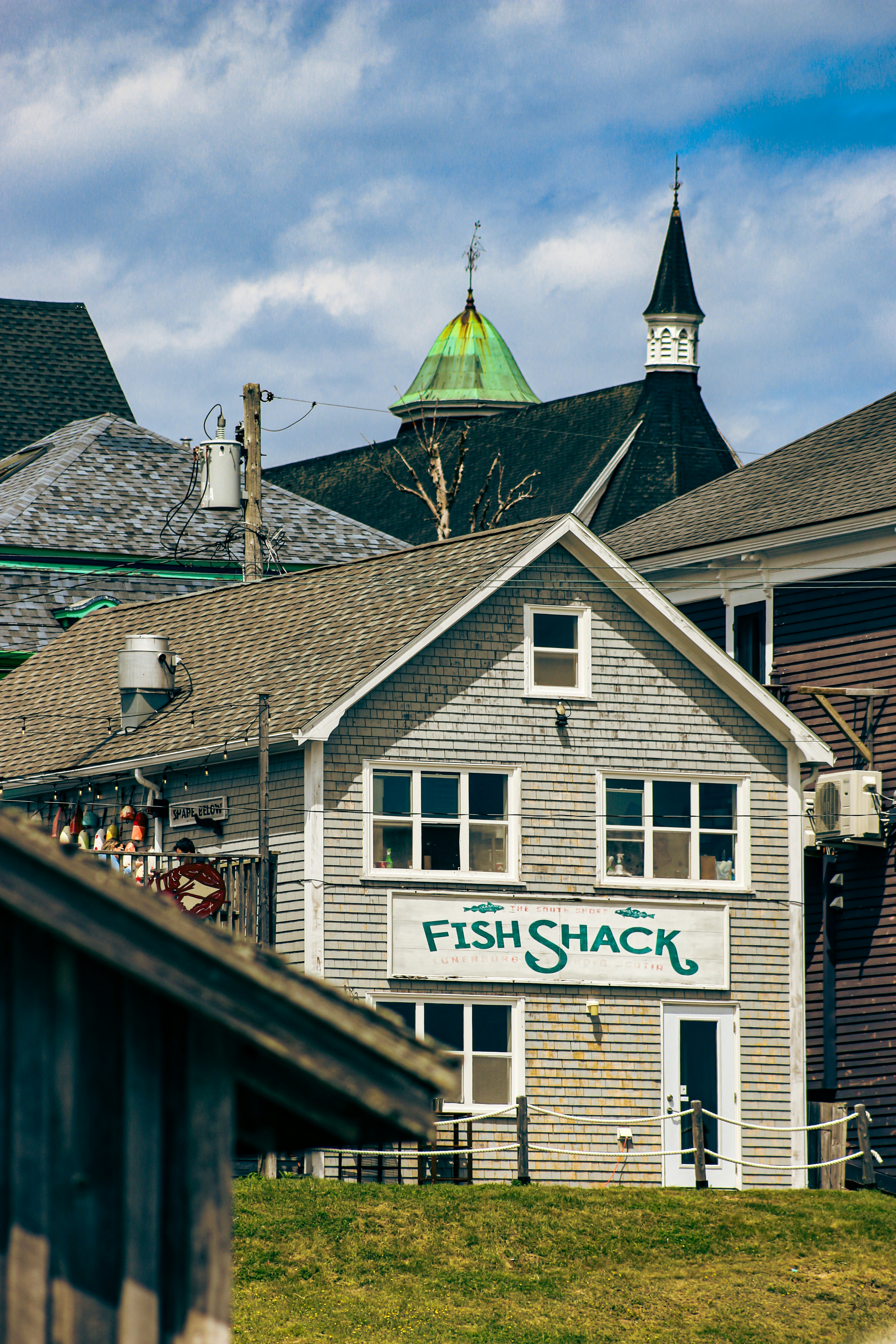 Una pintoresca "choza de pescado" descansa junto a una iglesia.