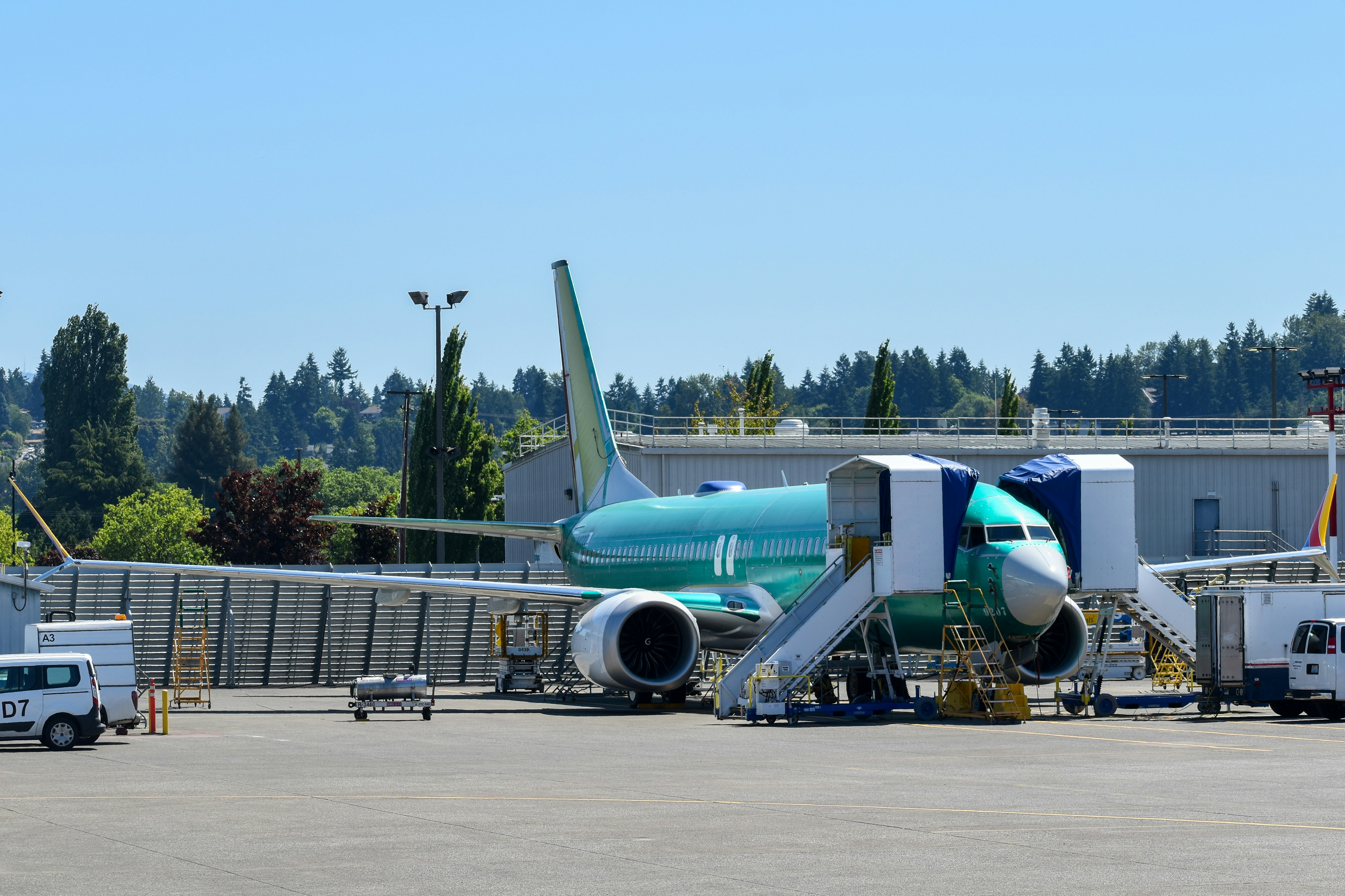 A boeing airplane is parked on the tarmac.