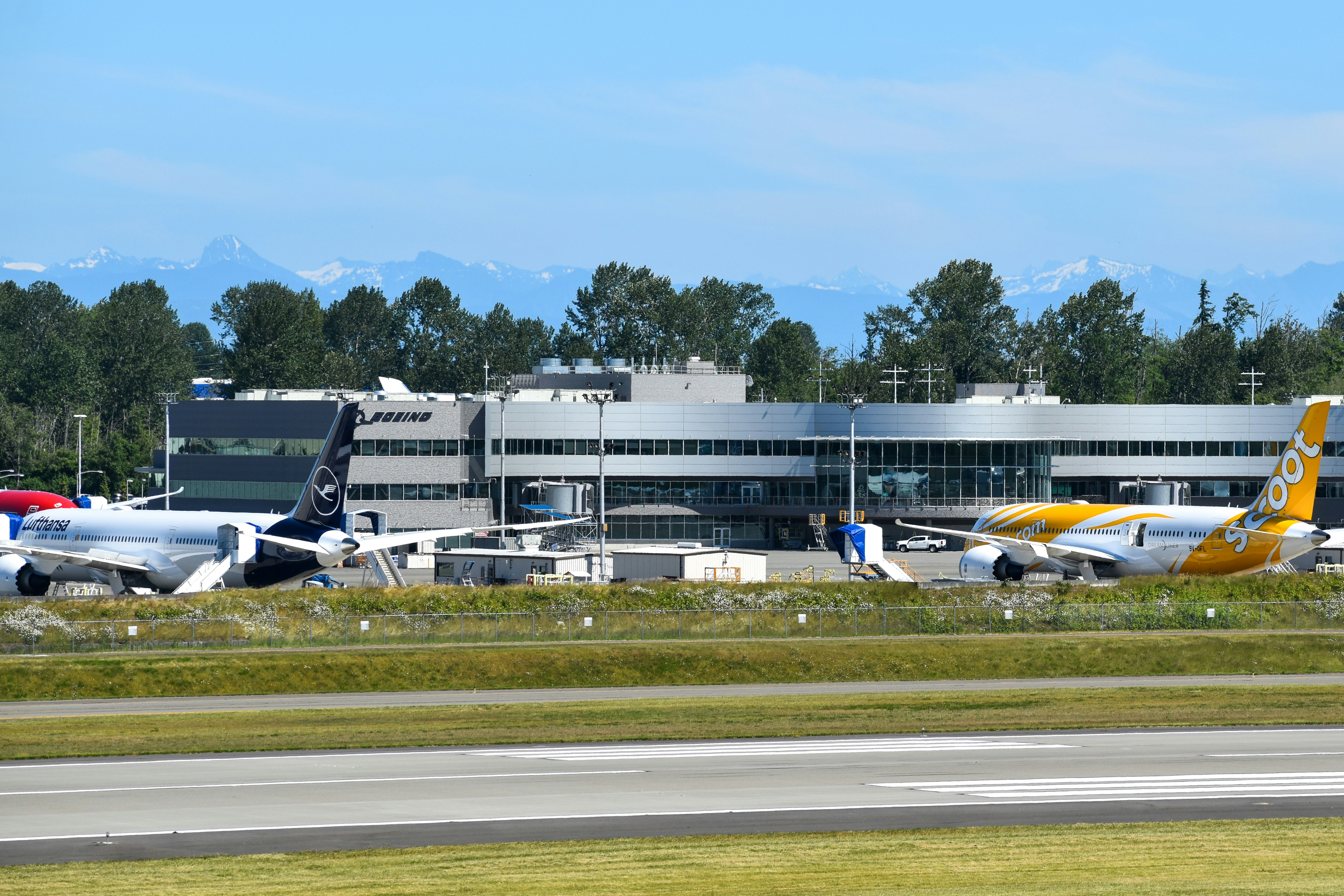 Los aviones se detienen en la terminal de un aeropuerto en un día soleado.