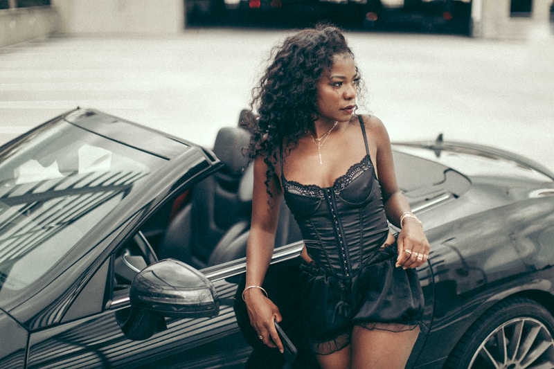 Luxusní žena u kabrioletu